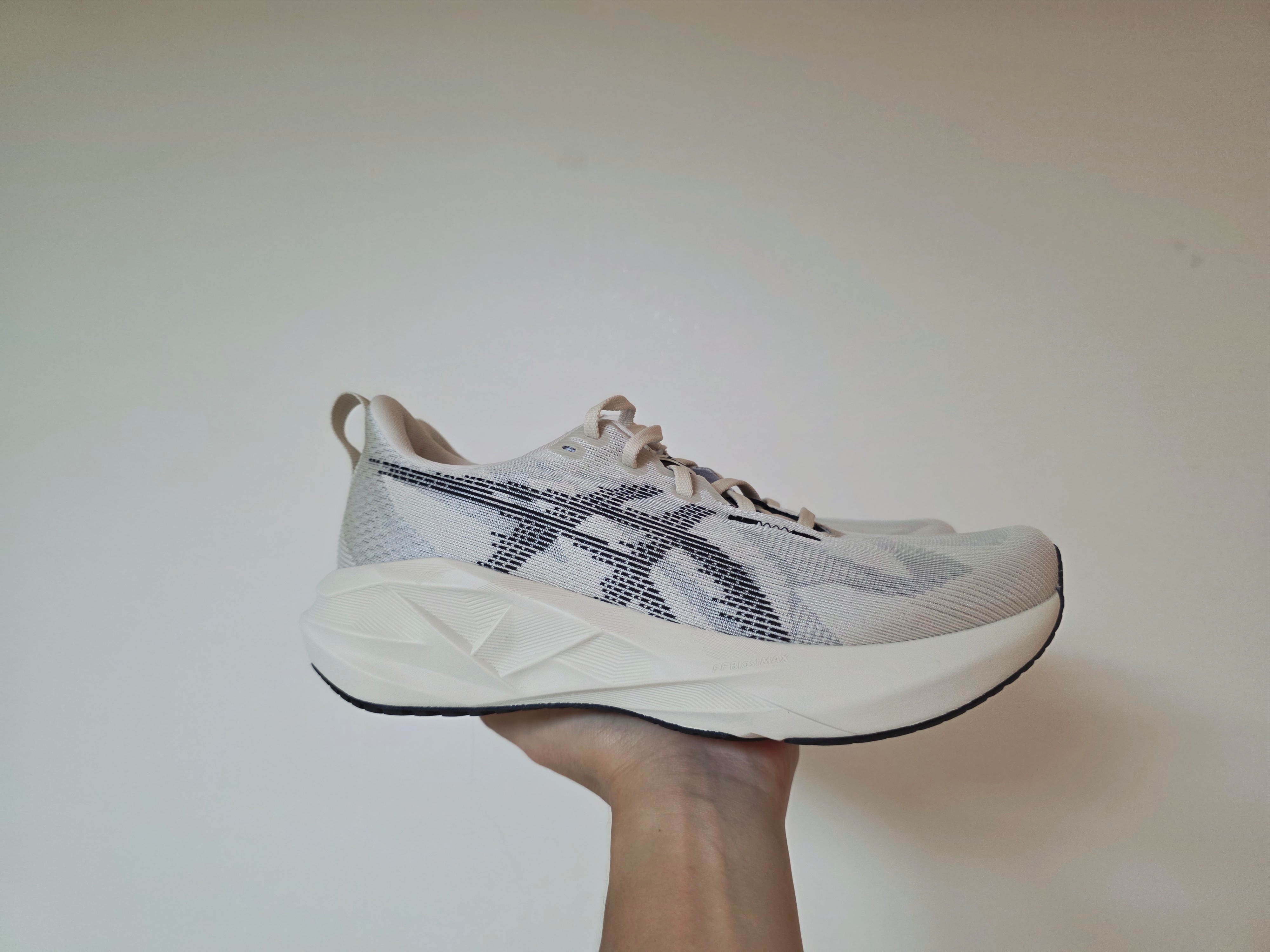 Asics Novablast 5 Oatmeal Black - D Standard 착용 스타일 - 2