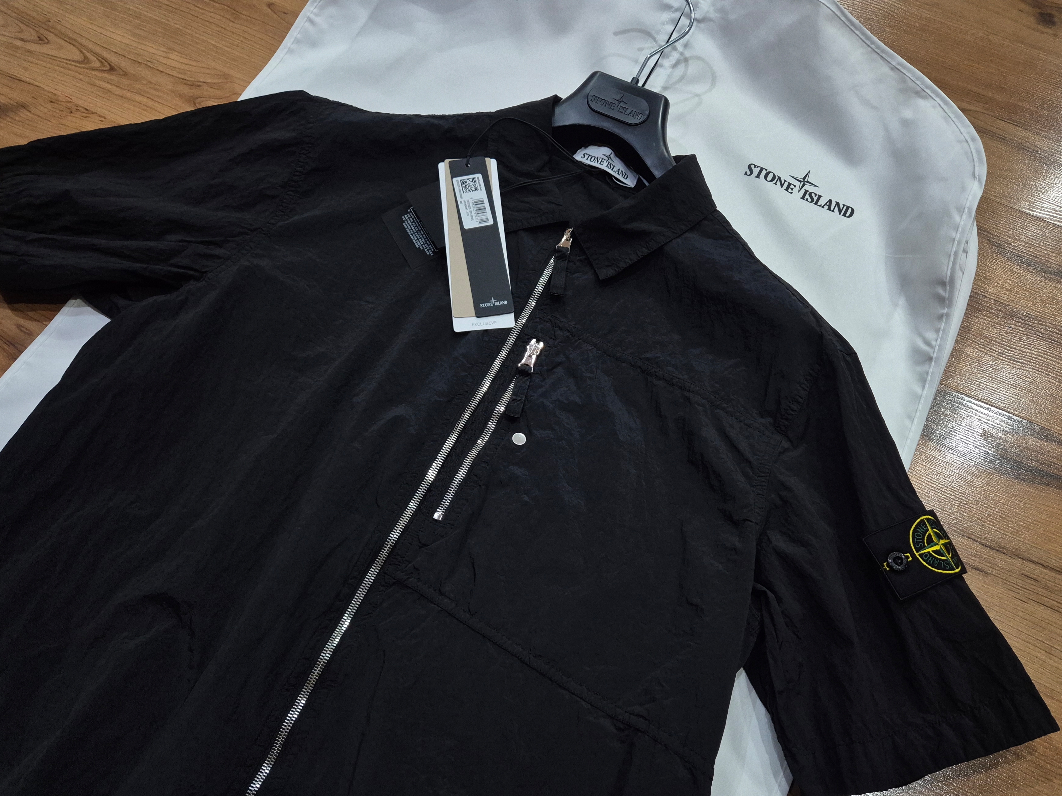 Stone Island 1200035 Nylon Metal in Econyl Regular Fit Short-Sleeve Shirt with Chest Pocket and Zip Black - 25FW 착용 스타일 - 2