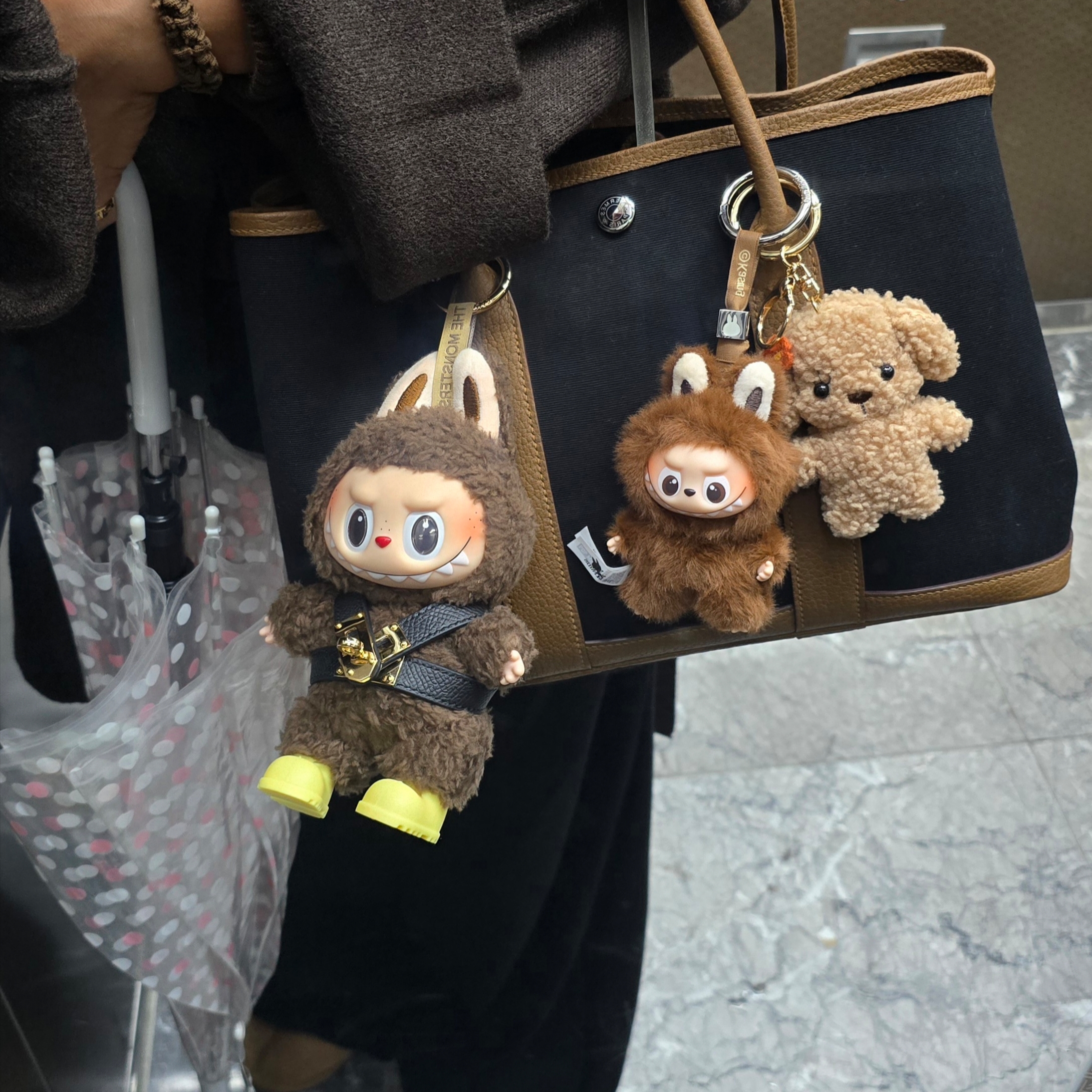 Pop Mart Labubu The Monsters Pin For Love Series Vinyl Plush Pendant (A-M) L (Opened Case), Pop Mart Labubu The Monsters Labubu Tasty Macarons Series Chestnut Cocoa Keyring (Opened Case) 착용 스타일