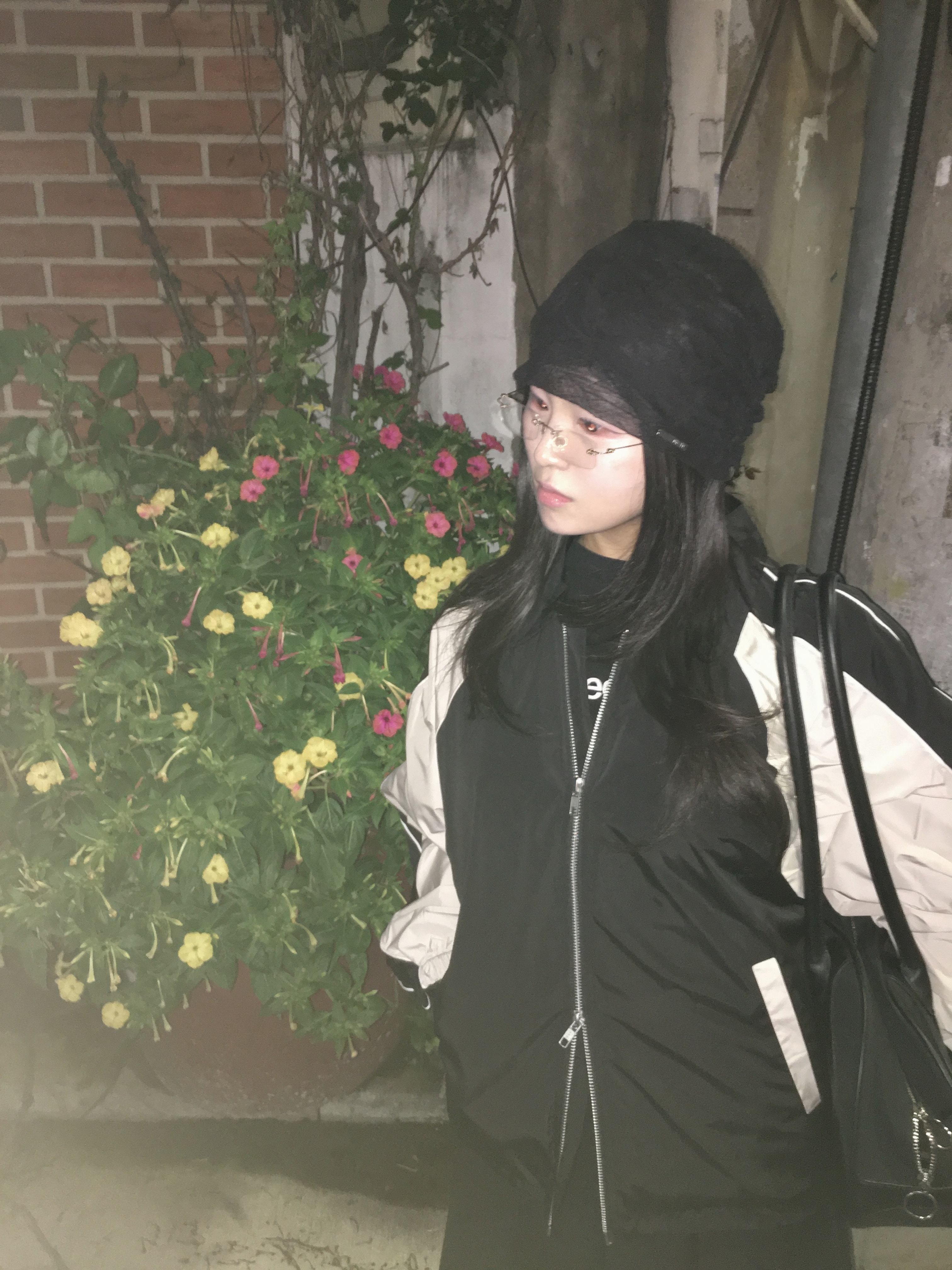 SLOW RECORD HOUSE Piping Line Windbreaker Black & Beige 착용 스타일 - 8