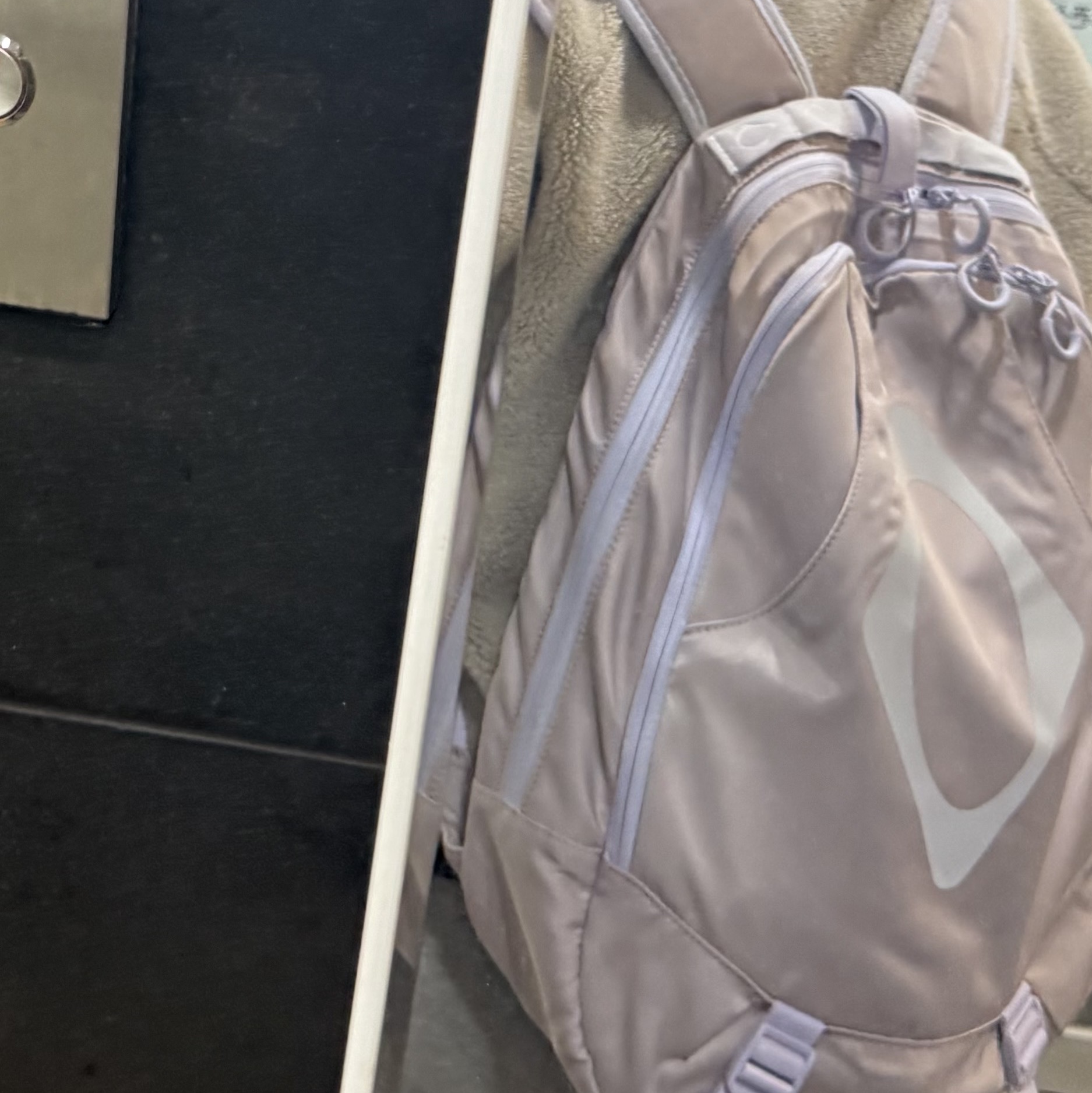 Mischief Rhombus Mountain Backpack Lavender 착용 스타일 - 1