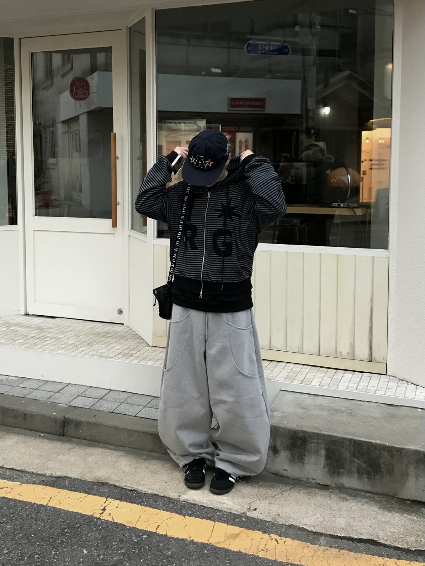 AEAE Washed Capital Logo Cap Navy, Adidas Samba OG Black White Gum 착용 스타일 - 2