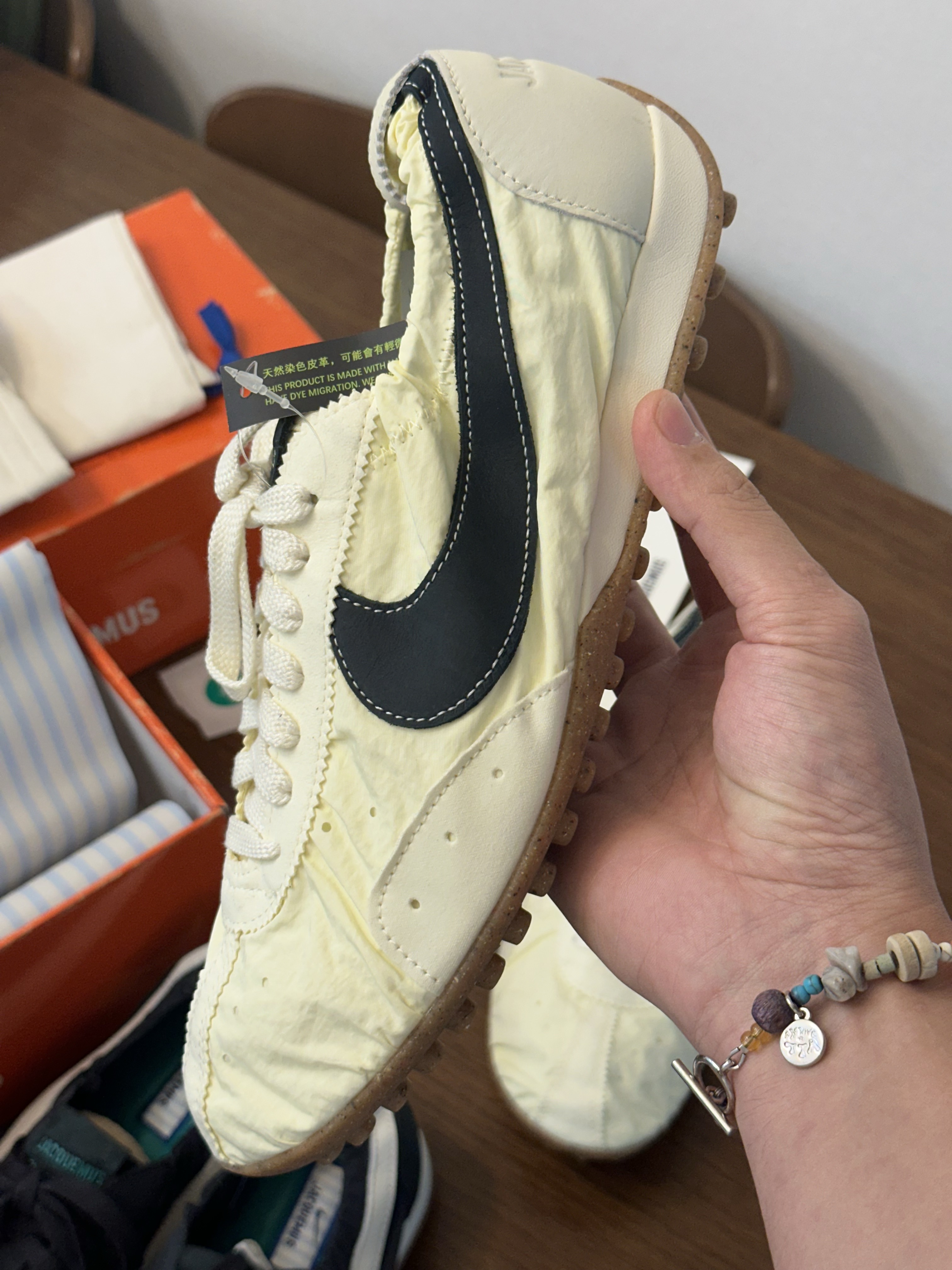 Nike x Jacquemus Moon Shoe SP Alabaster Off Noir, Nike x Jacquemus Moon Shoe SP Off Noir Cashmere 착용 스타일 - 2