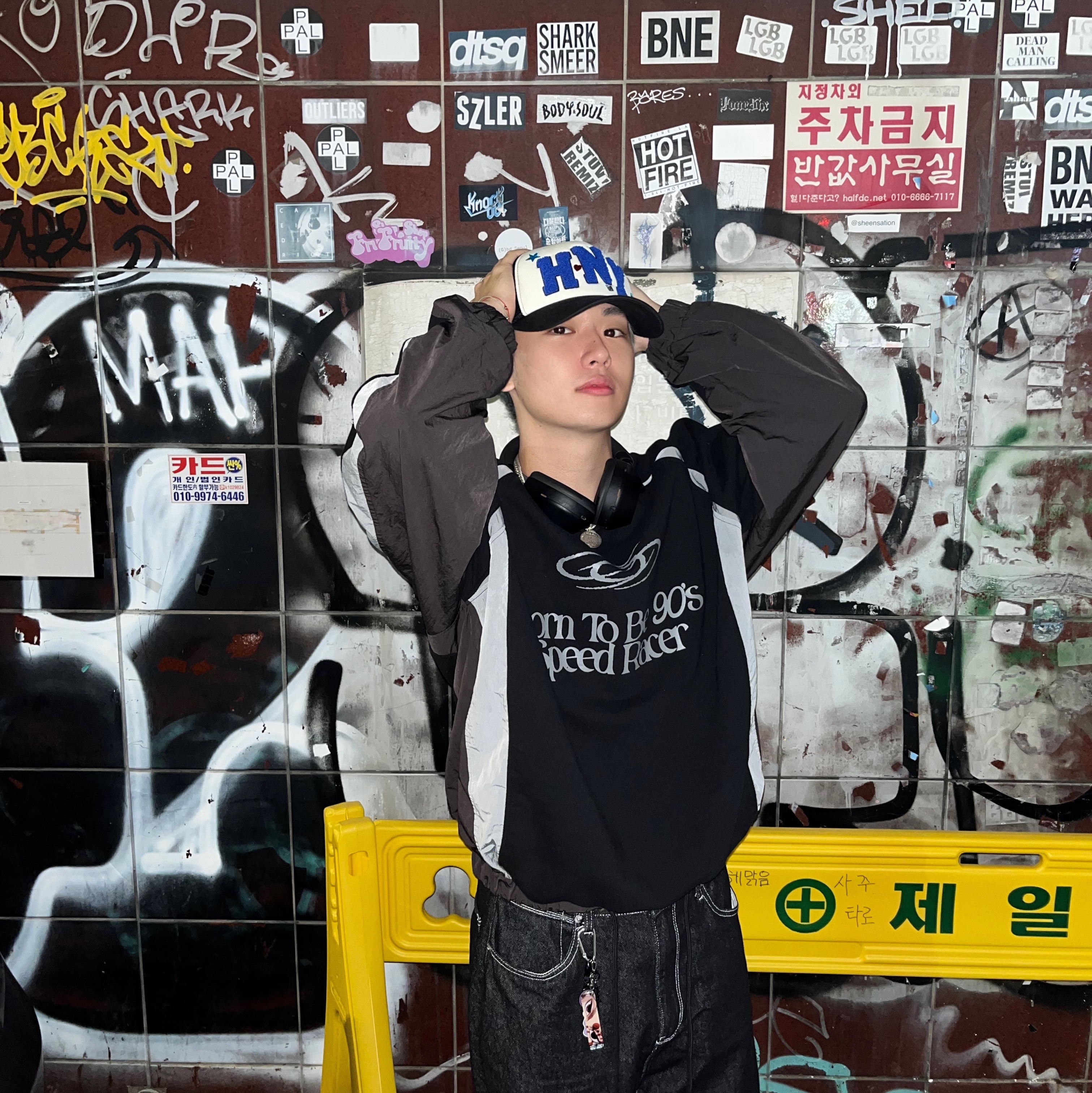 Honey Scoop House HNY Logo Trucker Cap Black, Sony WH-1000XM5 Black (Korean Ver.) 착용 스타일 - 1