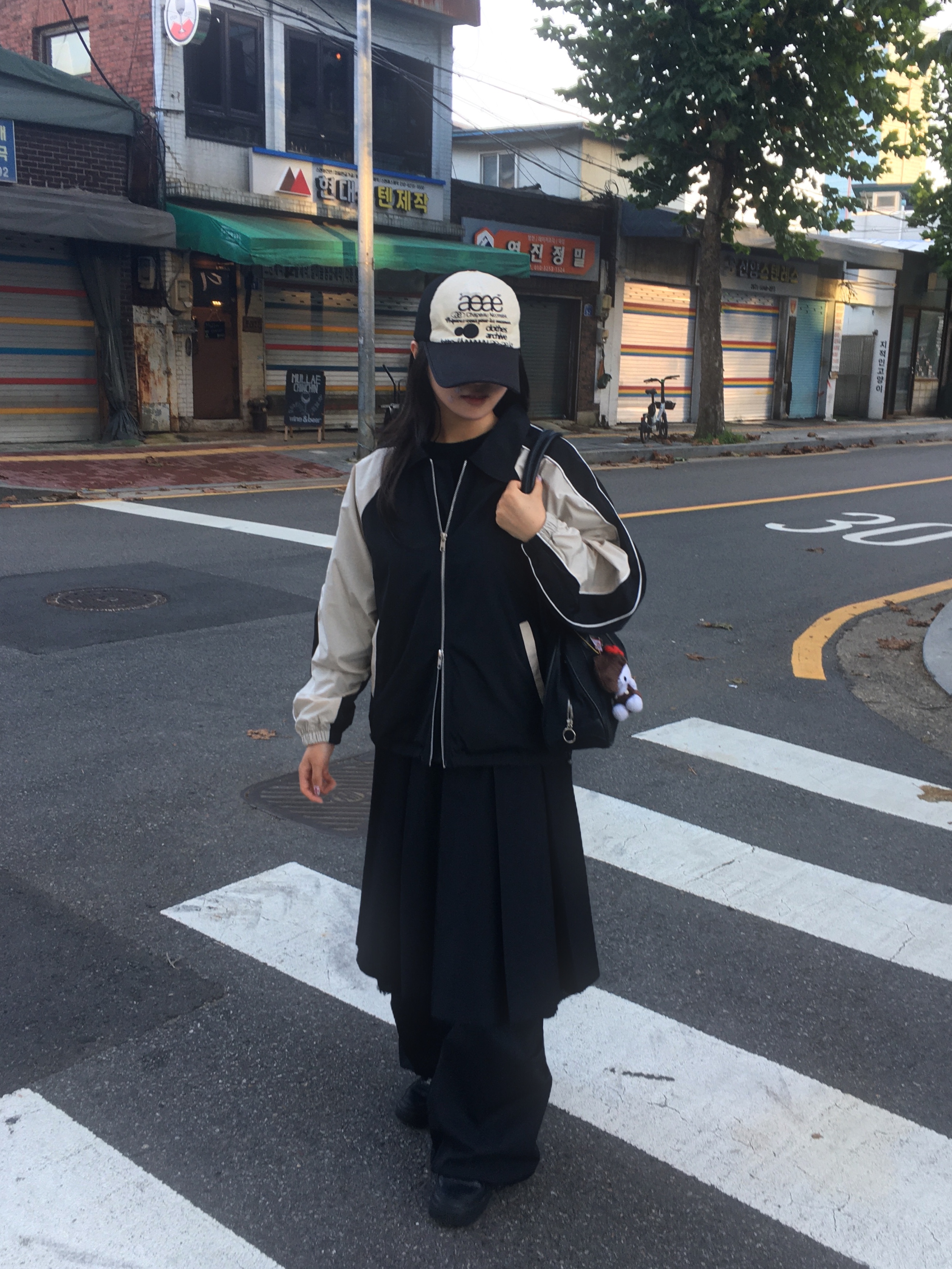 SLOW RECORD HOUSE Piping Line Windbreaker Black & Beige 착용 스타일 - 1