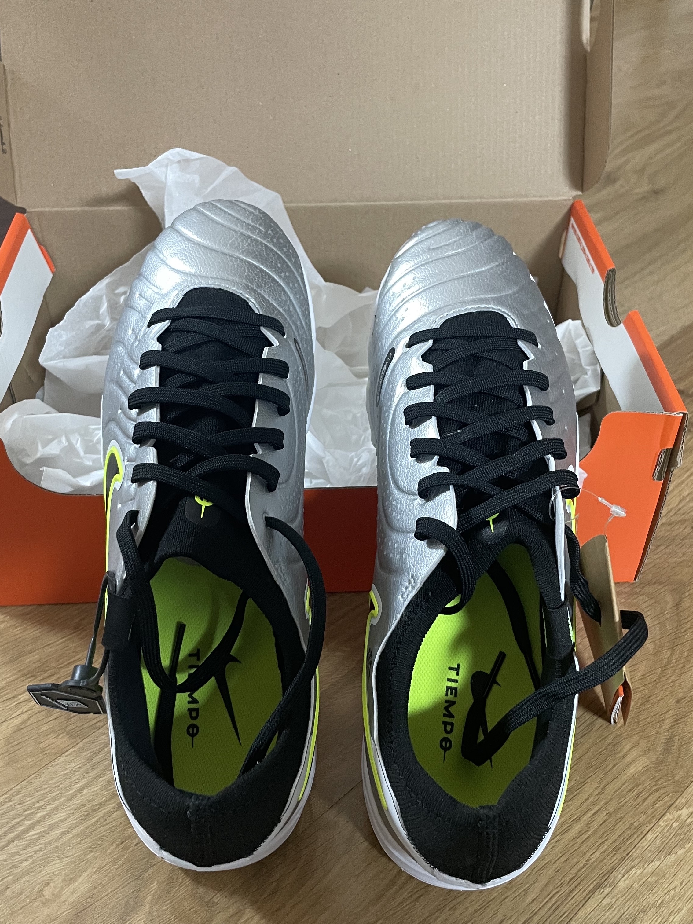 Nike Tiempo Legend 10 Pro TF Metallic Silver Volt 착용 스타일