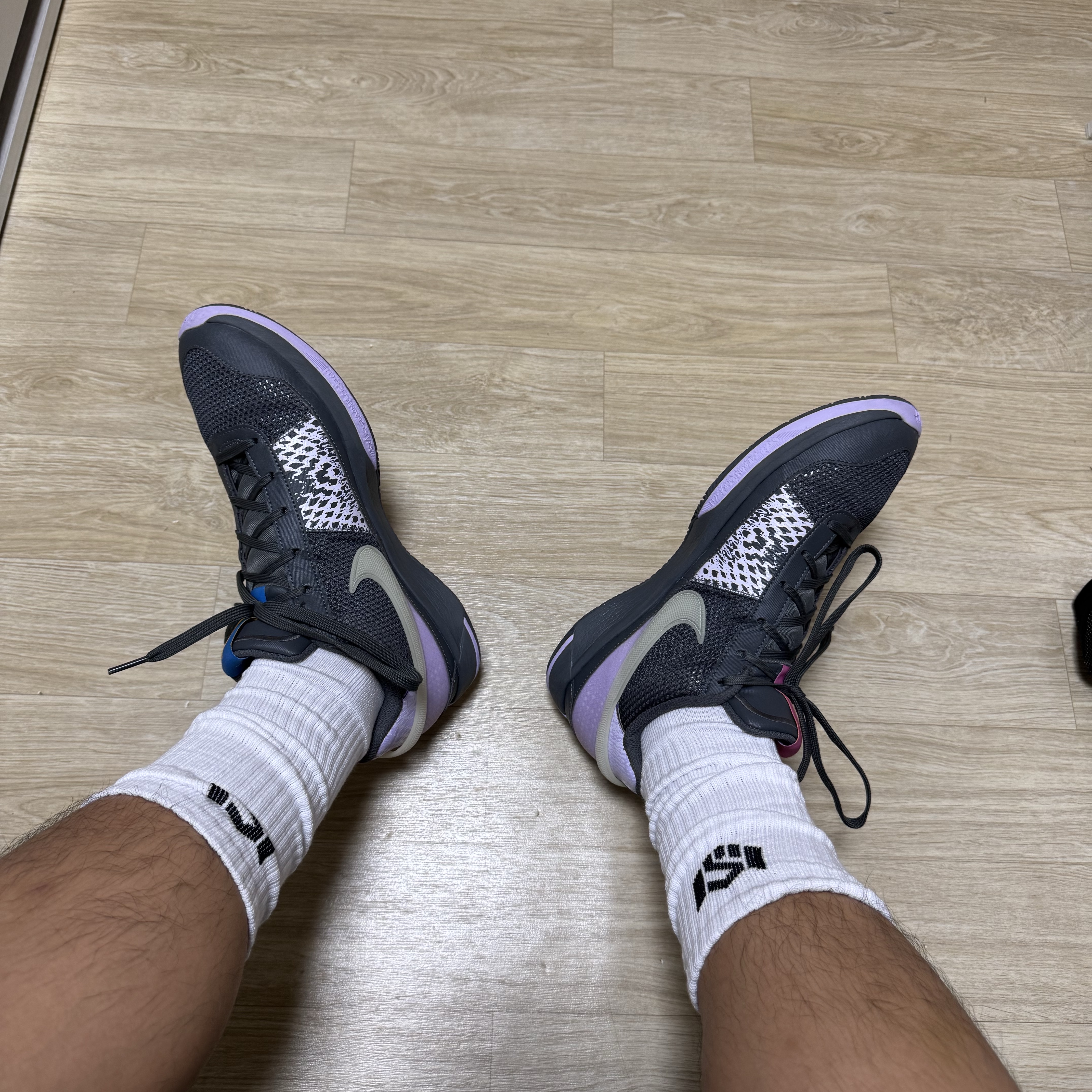 Nike Ja 1 EP Personal Touch Iron Grey Lilac Bloom, Nike Book 1 EP Sunrise Pink Foam Playful Pink 착용 스타일 - 2