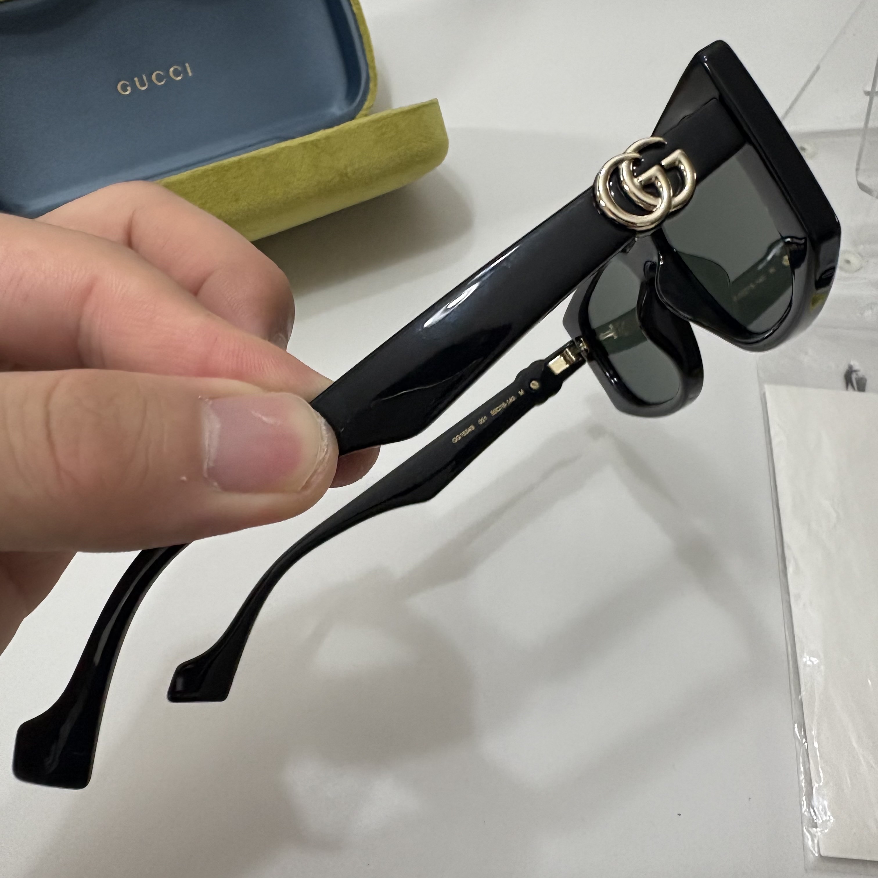 (W) Gucci Rectangular Frame Sunglasses Black Injection Frame 착용 스타일 - 2