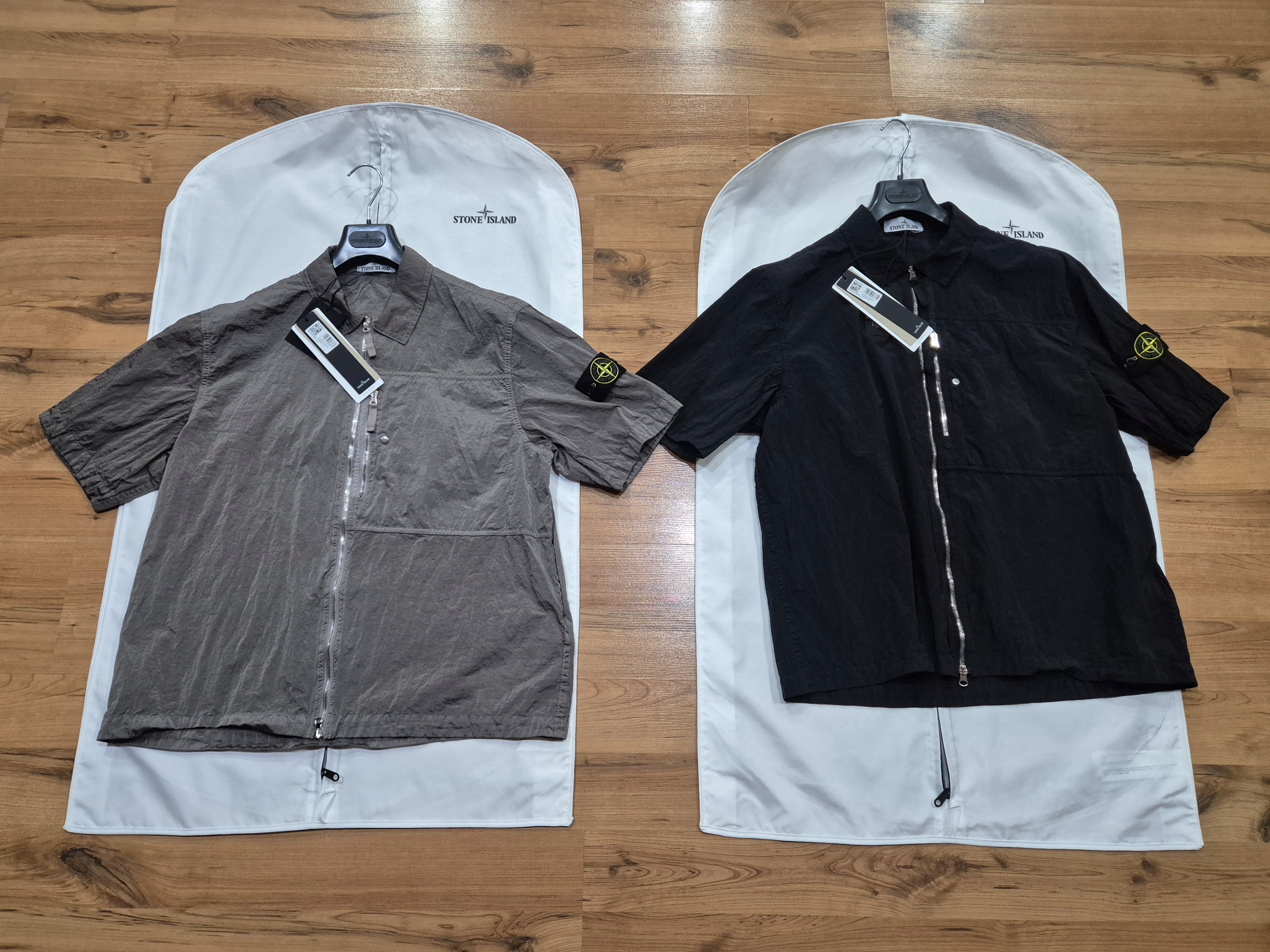 Stone Island 1200035 Nylon Metal in Econyl Regular Fit Short-Sleeve Shirt with Chest Pocket and Zip Black - 25FW 착용 스타일 - 1
