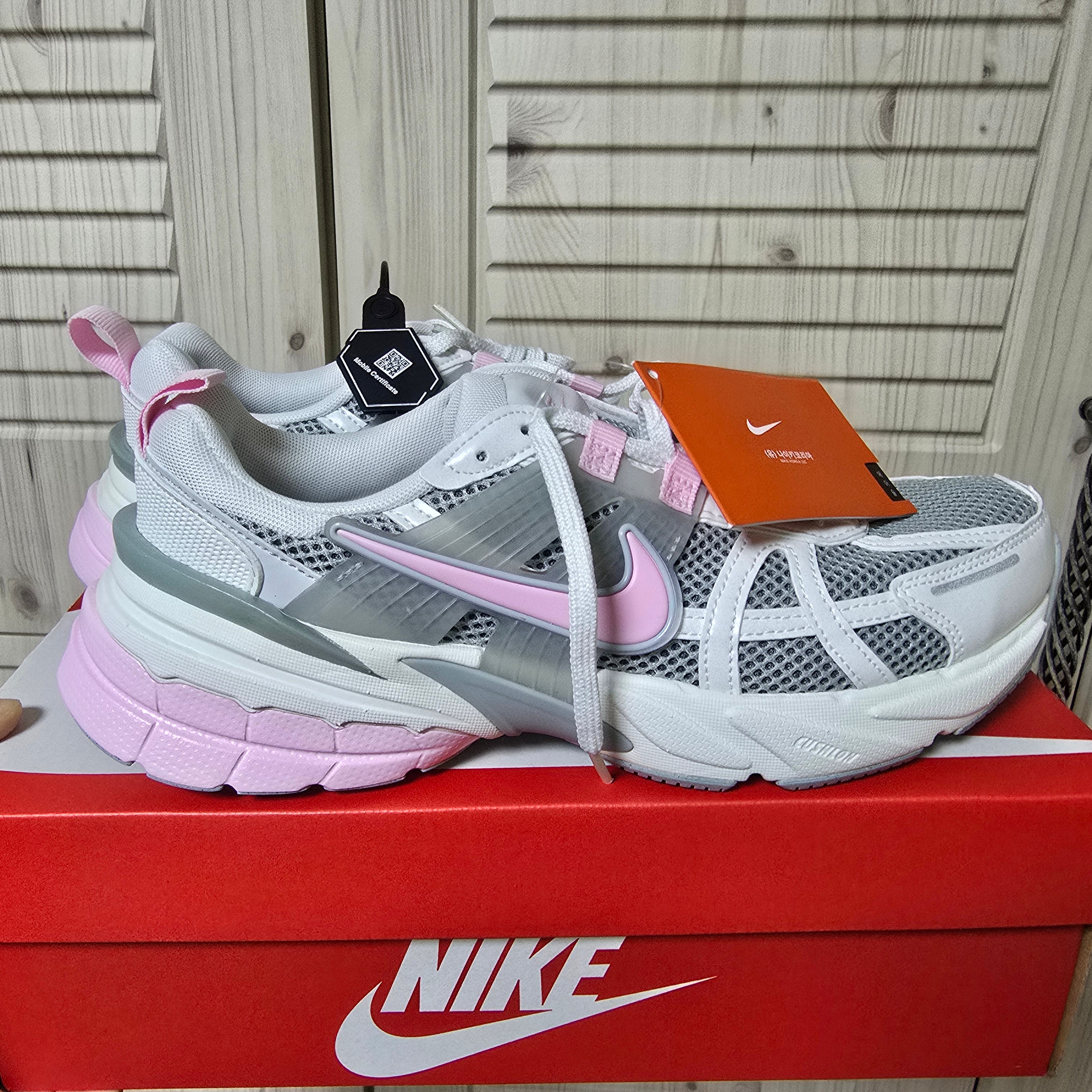 (W) Nike V2K Run Light Pumice Photon Dust 착용 스타일 - 1