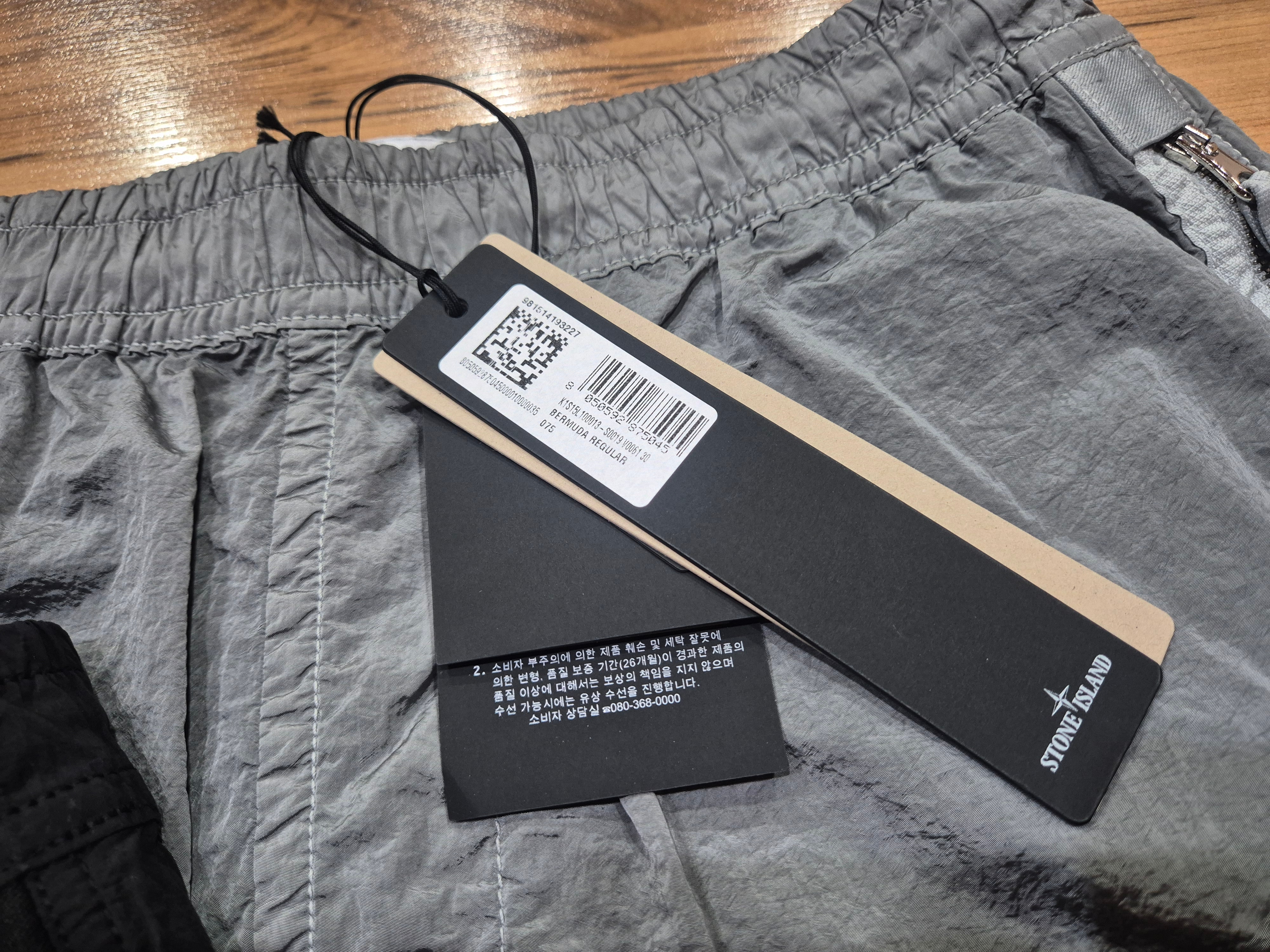 Stone Island L100013 Nylon Metal in Econyl Regular Fit Bermuda Shorts with Double Zip Pockets Black - 25SS, Stone Island L100013 Nylon Metal in Econyl Regular Fit Bermuda Shorts with Double Zip Pockets Pearl Grey - 25SS 착용 스타일 - 5