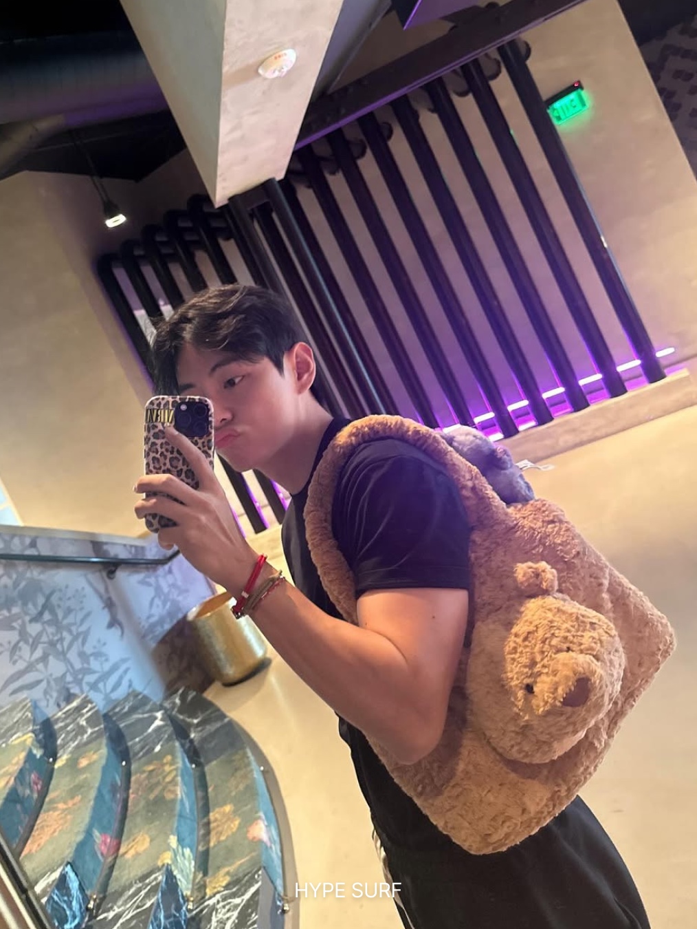 Urbansophistication The Puffer Case Leopard 착용 스타일 - 6