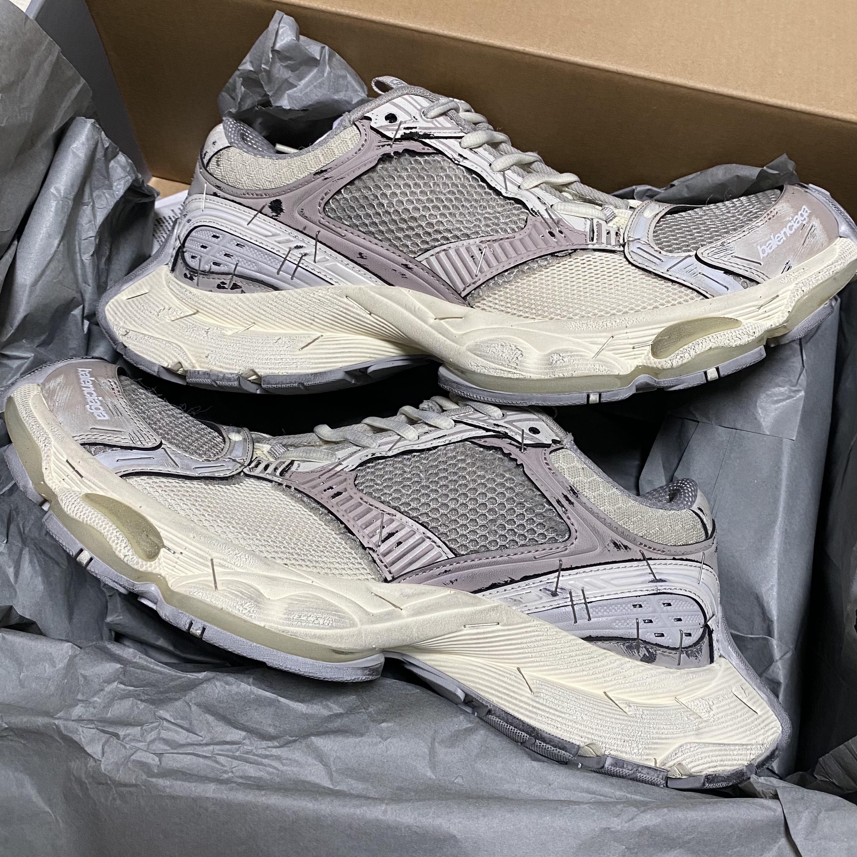 Balenciaga Stapler Sneaker Beige Grey 착용 스타일 - 1