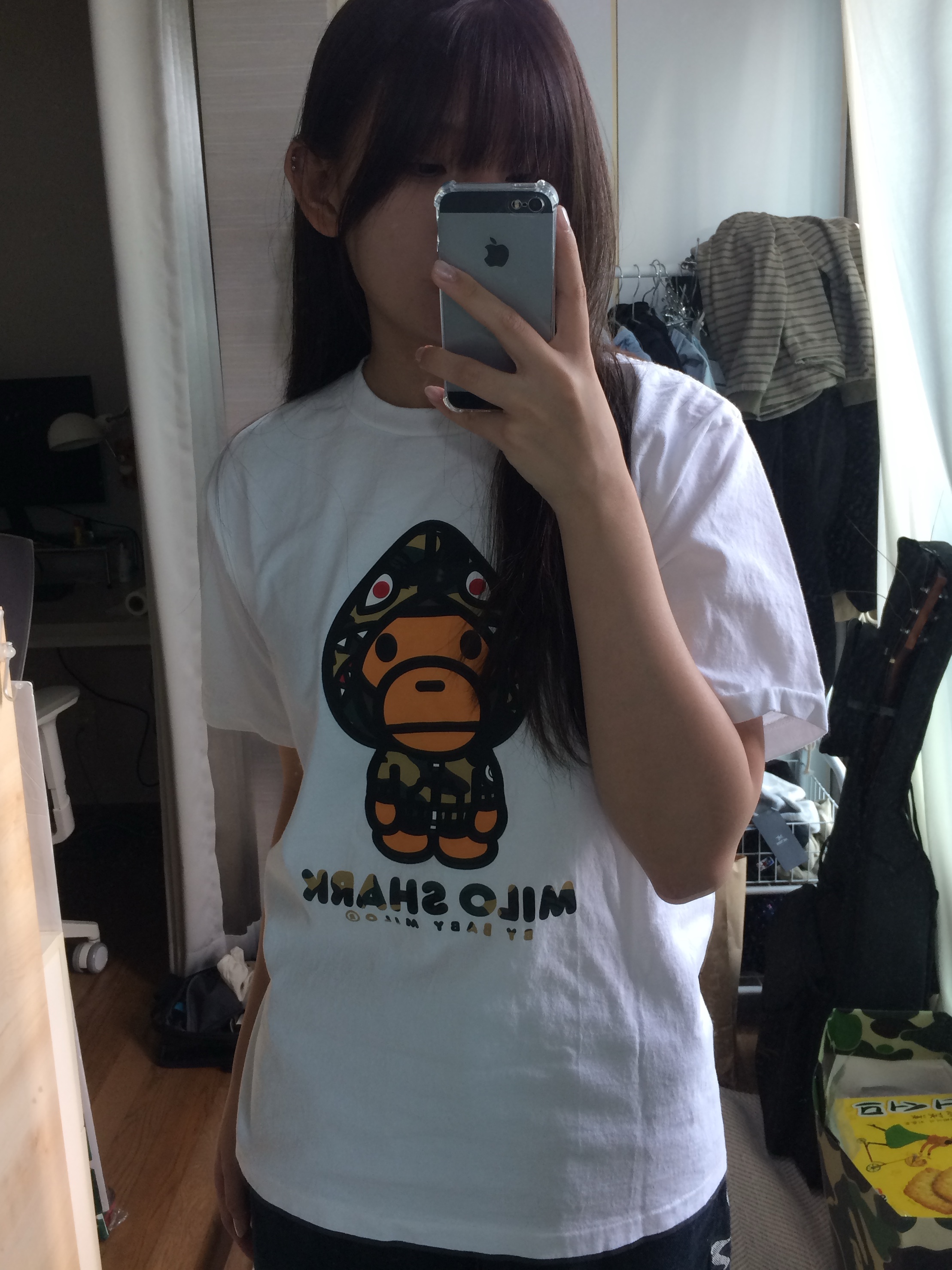 BAPE 1st Camo Milo Shark FZH T-Shirt White Green 착용 스타일