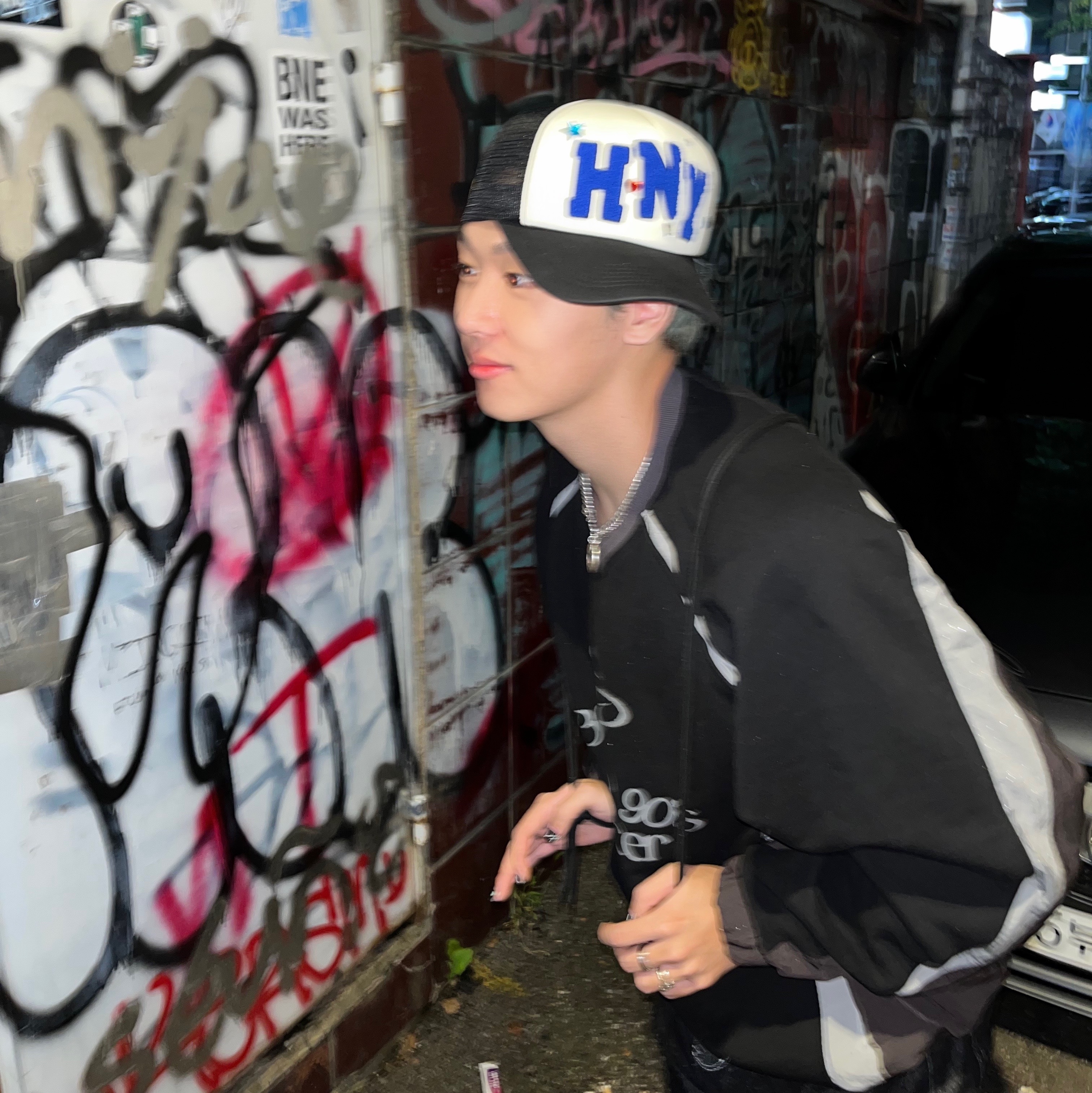 Honey Scoop House HNY Logo Trucker Cap Black, Sony WH-1000XM5 Black (Korean Ver.) 착용 스타일 - 4