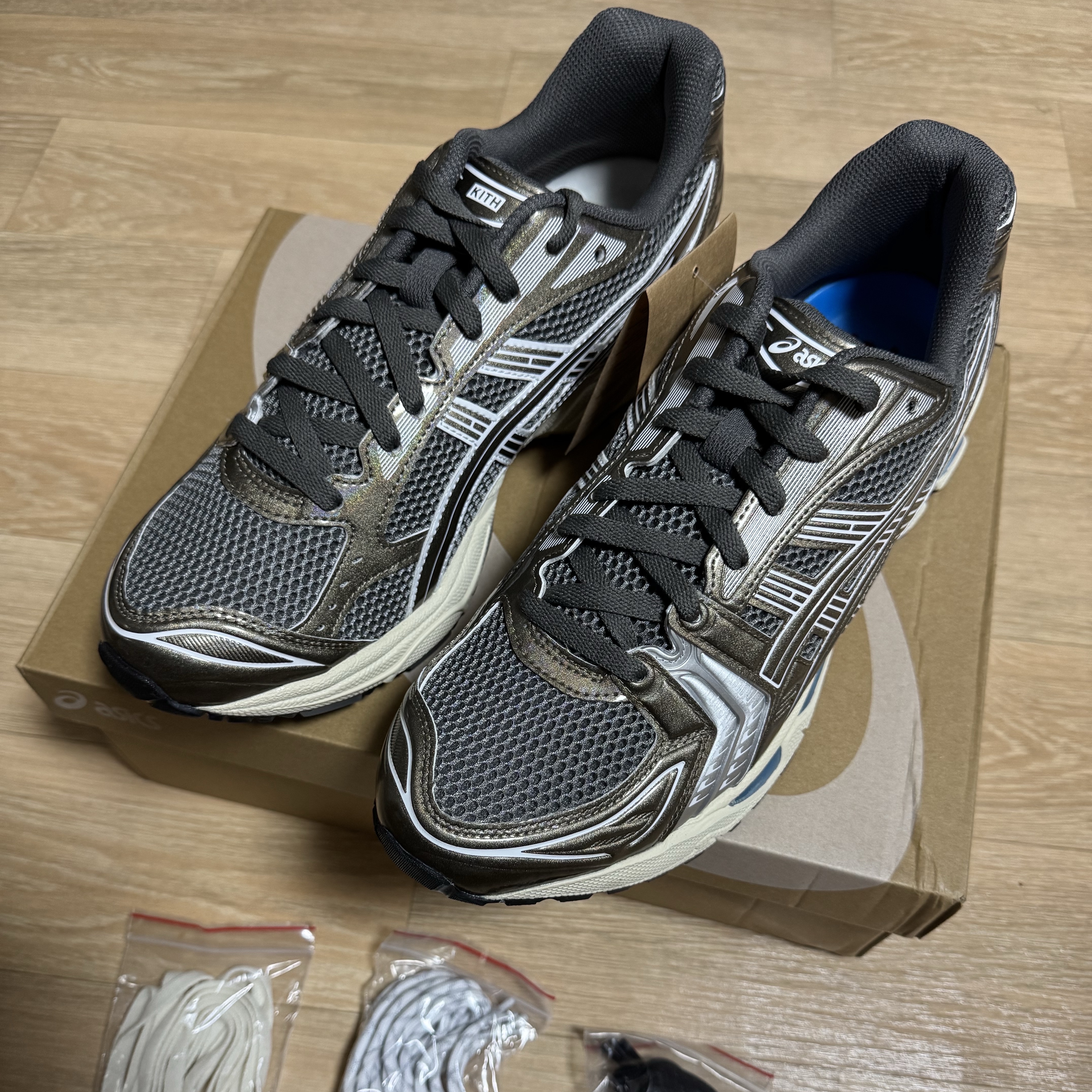 Asics x Ronnie Fieg x Kith Gel-Kayano 14 Granite Gray White 착용 스타일 - 1