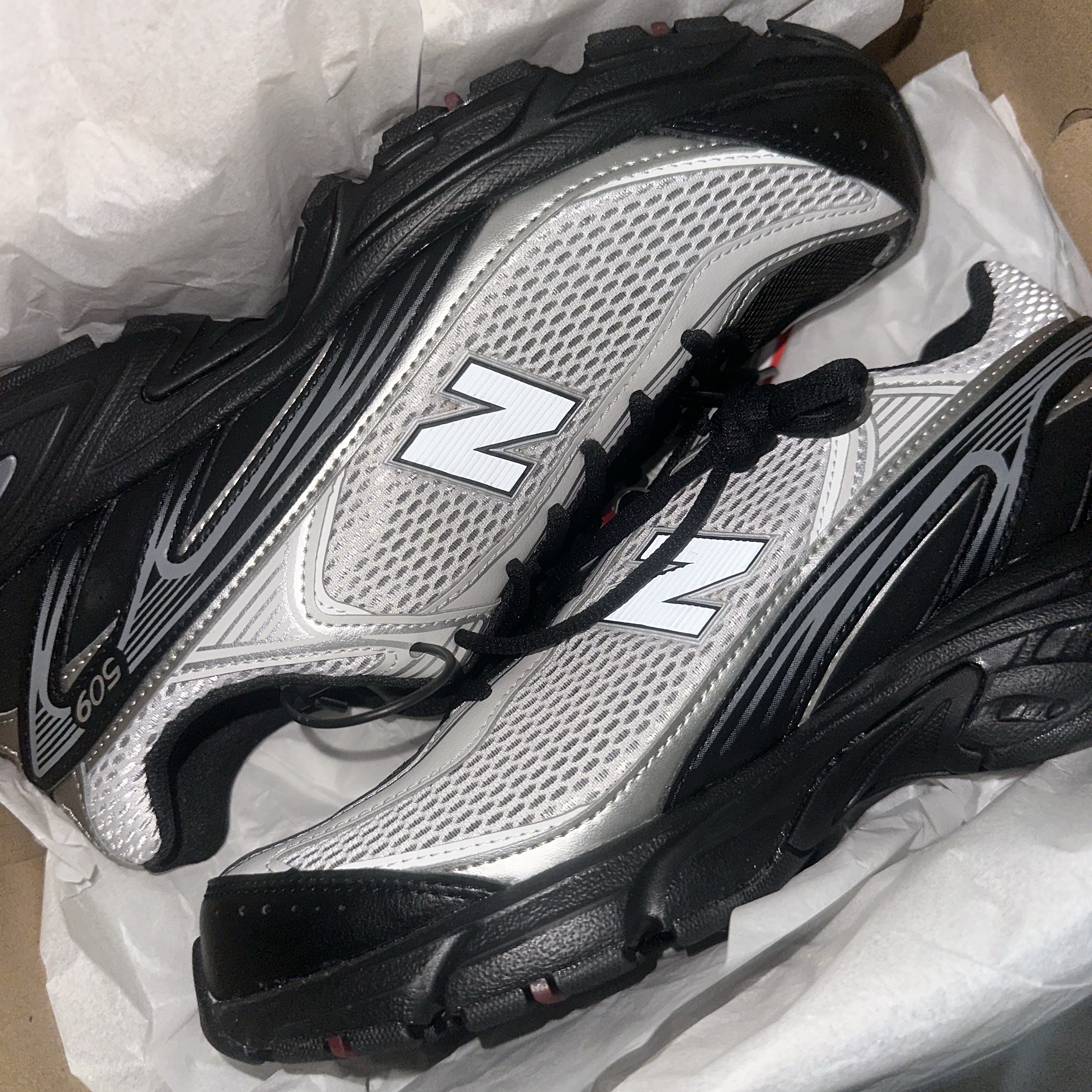 New Balance 509 Black Gray 착용 스타일