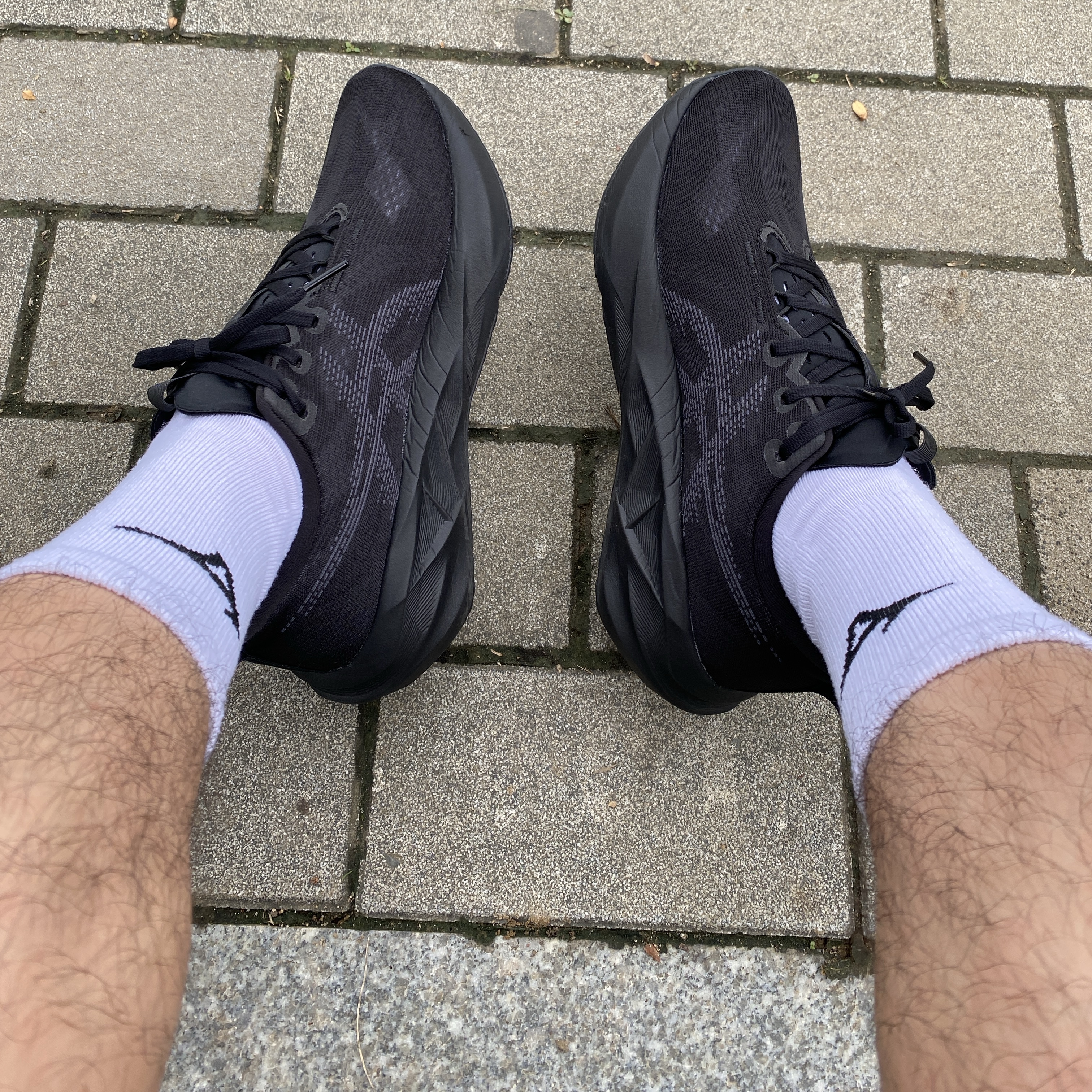 Asics Novablast 5 Black Carrier Grey - 2E Wide 착용 스타일 - 2