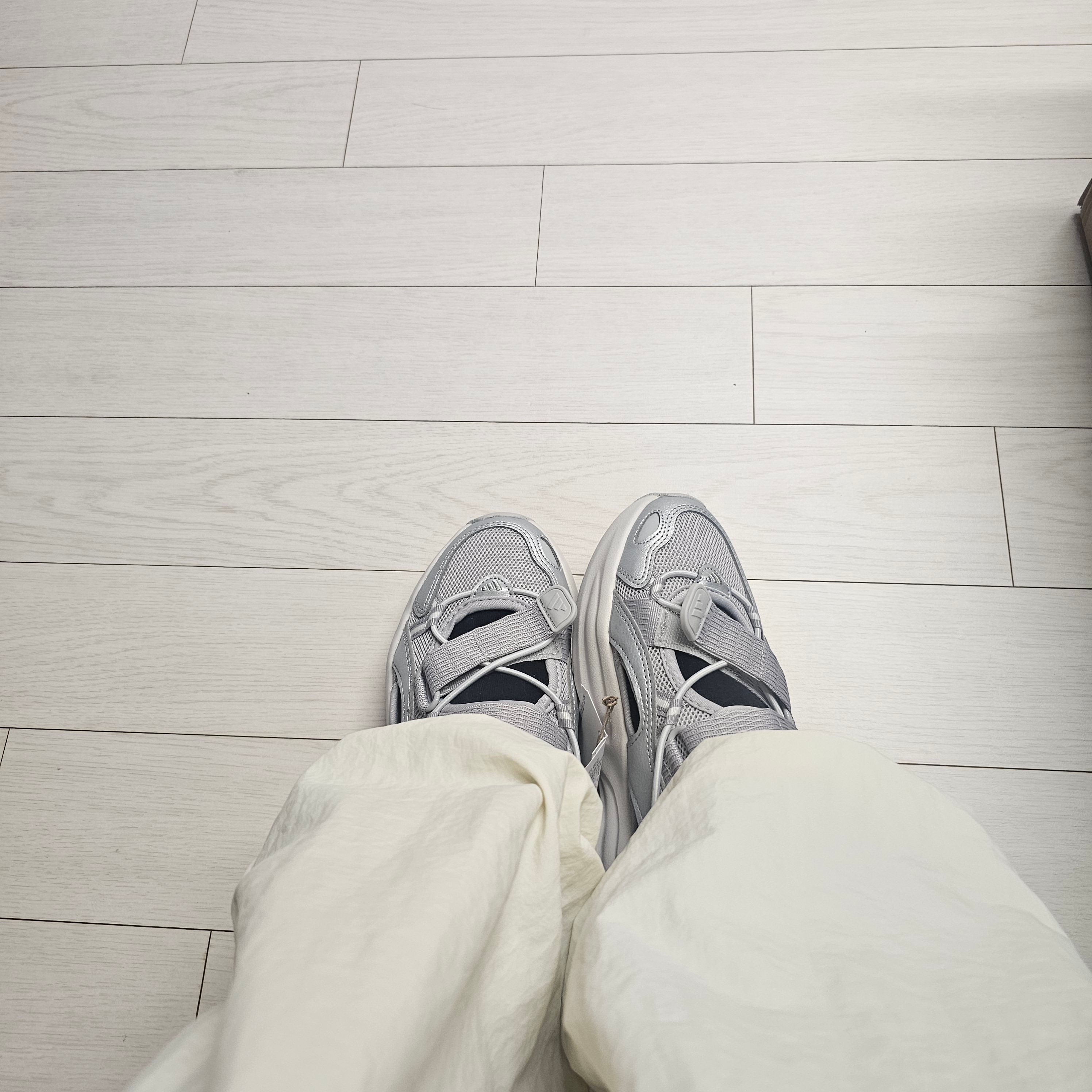 (W) Adidas Ozwave Sandal Grey Two Silver Metallic 착용 스타일