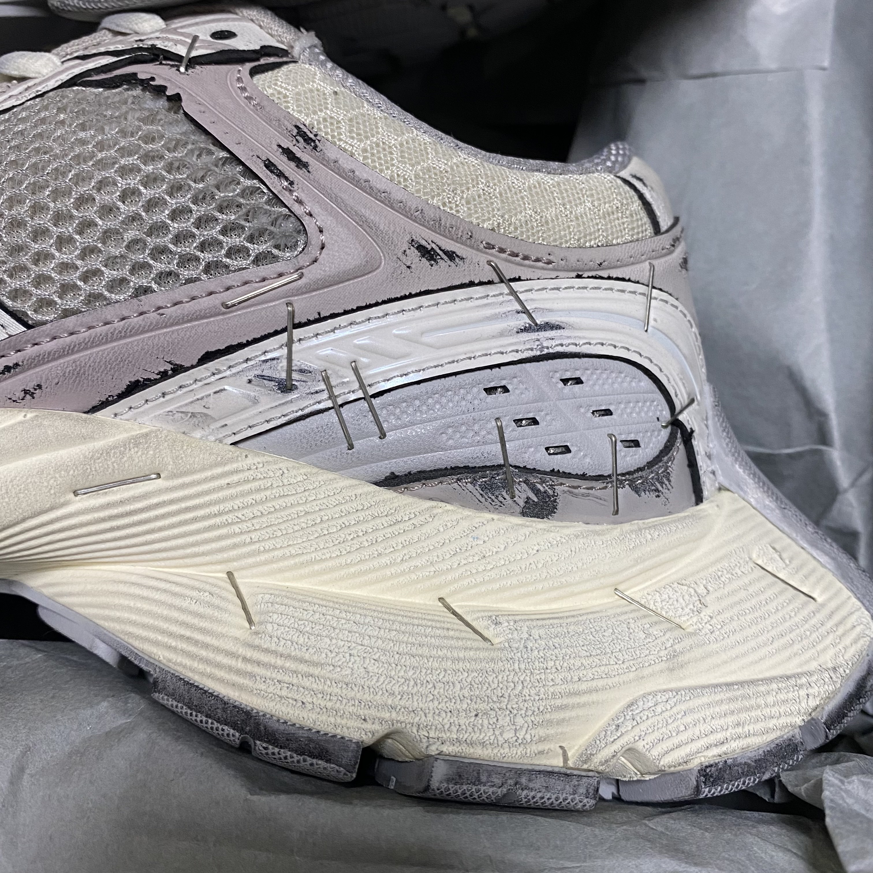 Balenciaga Stapler Sneaker Beige Grey 착용 스타일 - 2