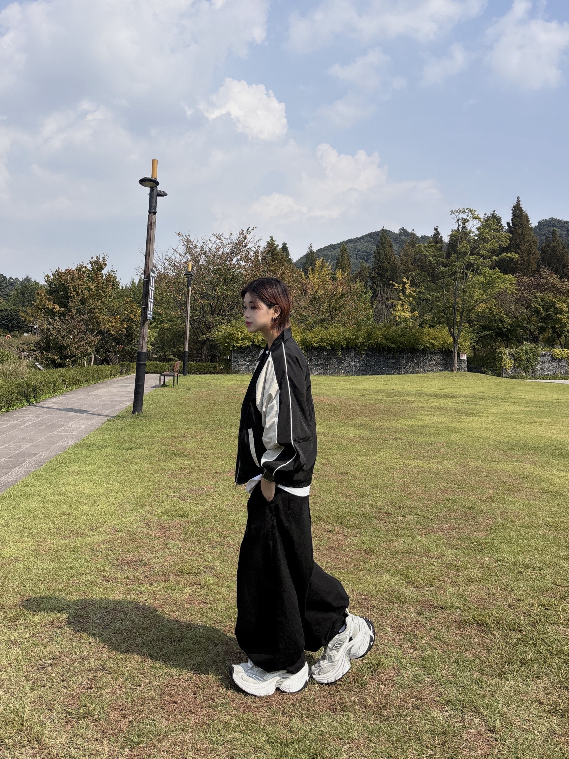 SLOW RECORD HOUSE Piping Line Windbreaker Black & Beige 착용 스타일 - 4