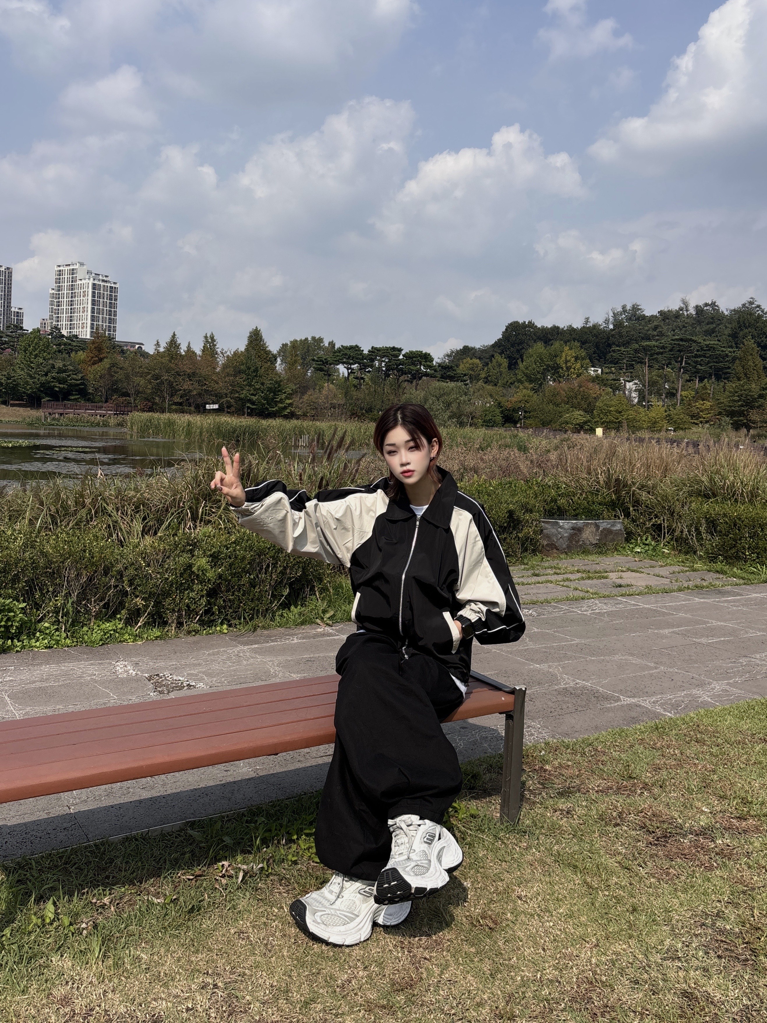 SLOW RECORD HOUSE Piping Line Windbreaker Black & Beige 착용 스타일 - 5