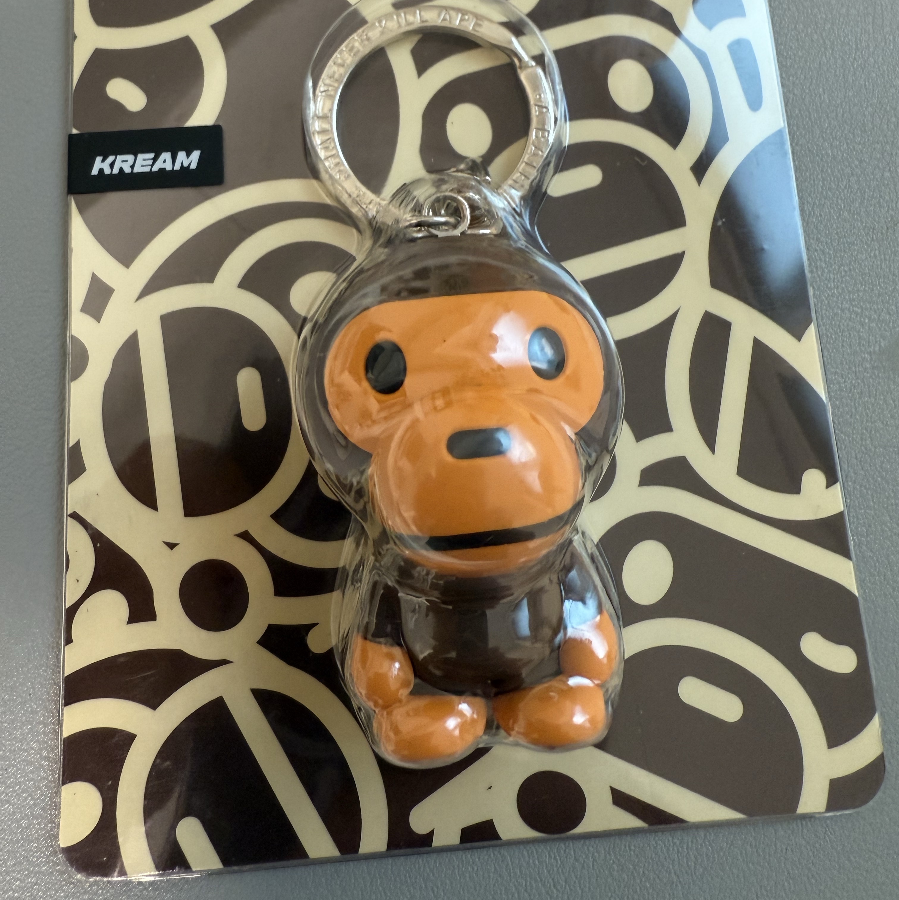 BAPE Baby Milo Keychain Brown 착용 스타일