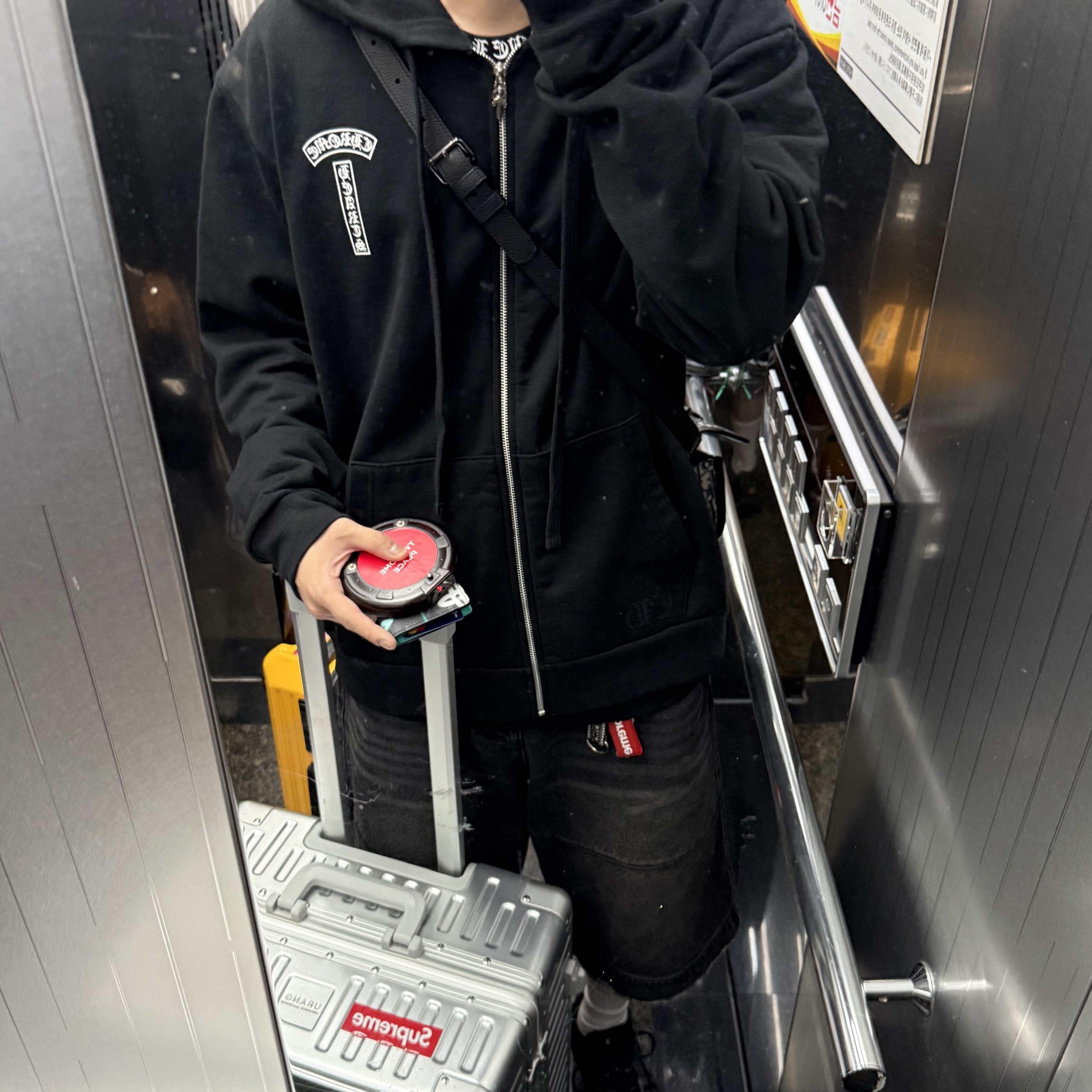 Chrome Hearts USA Script Logo Fleece Zip-Up Hoodie Black, ETCE Denim Bermuda Shorts Black 착용 스타일 - 3