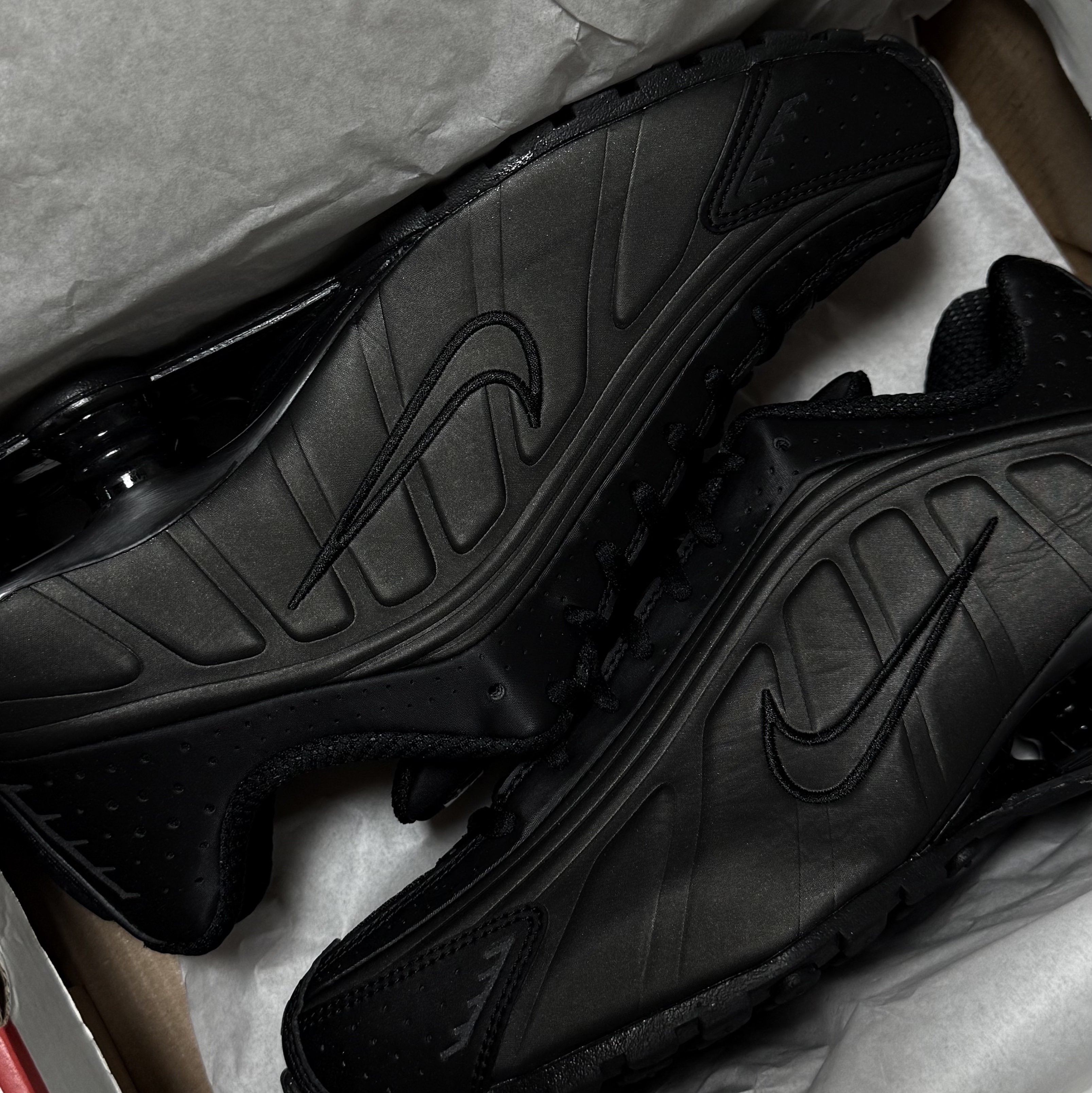 Nike Shox R4 Black Bright Crimson 착용 스타일