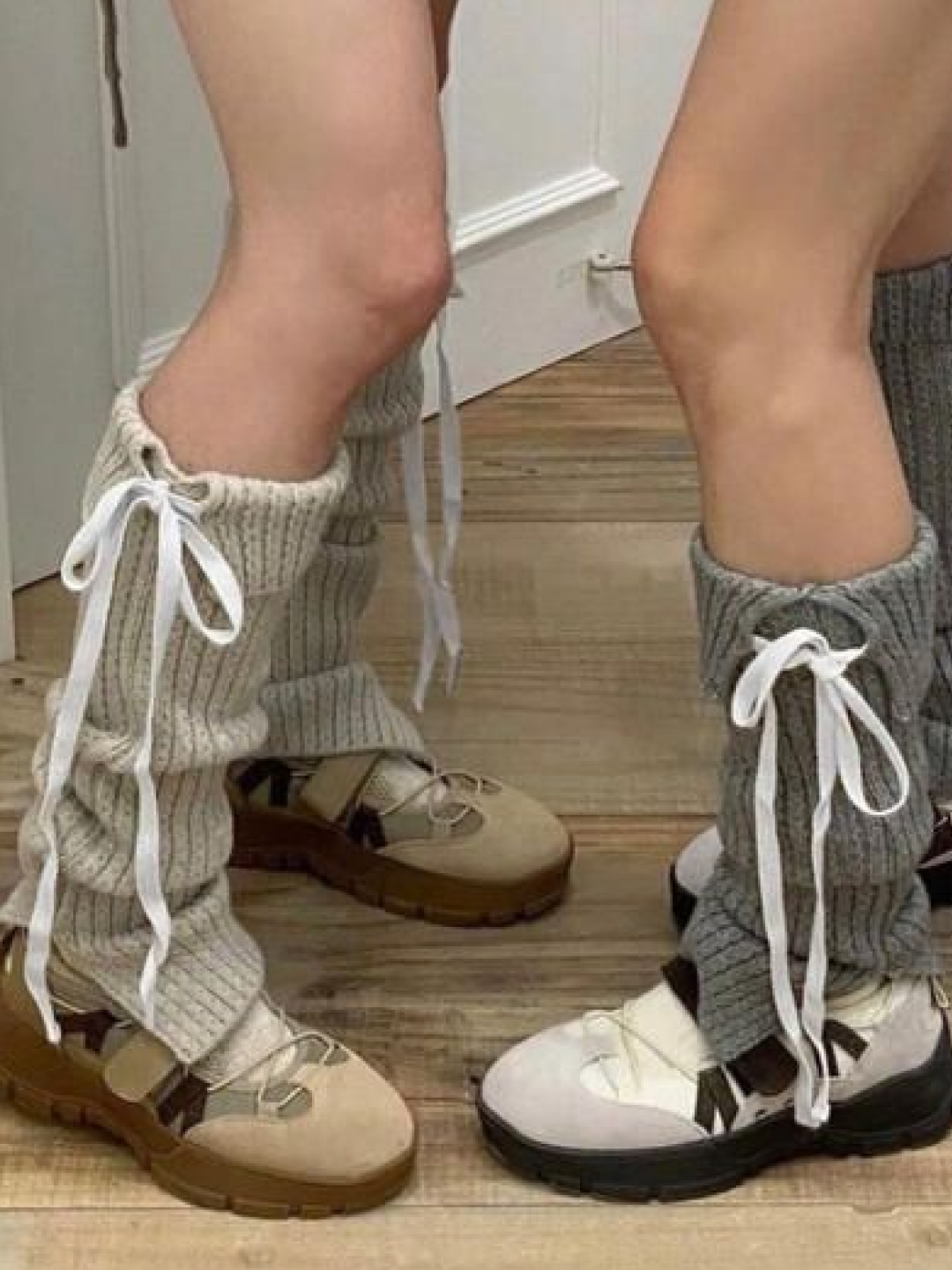 BP2DISORDER Signature Logo Leg Warmers White, (W) UGG Classic Mini Dipper Legwarmer Pink Dawn 착용 스타일 - 2
