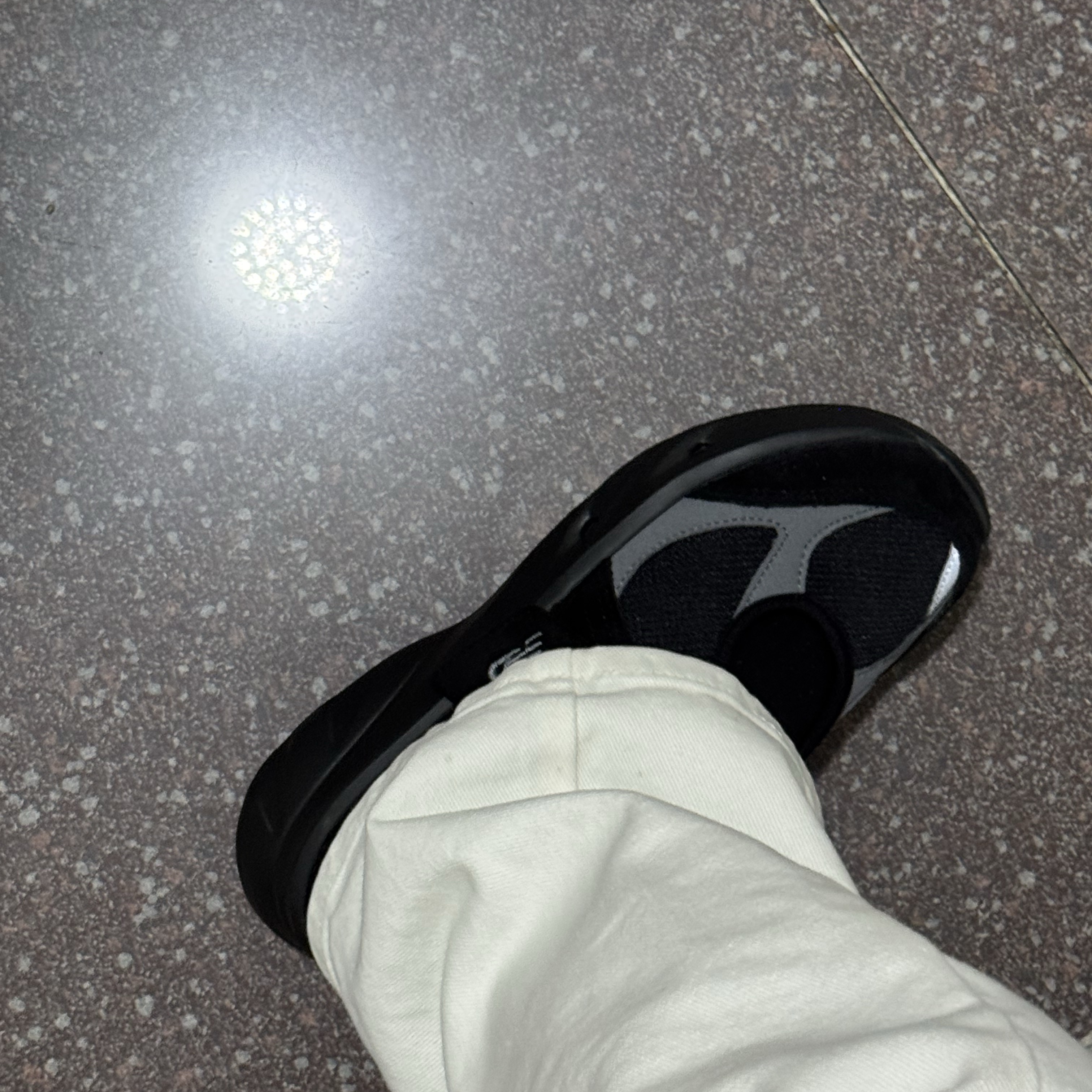 (W) New Balance Breeze SD2203 Black 착용 스타일 - 2