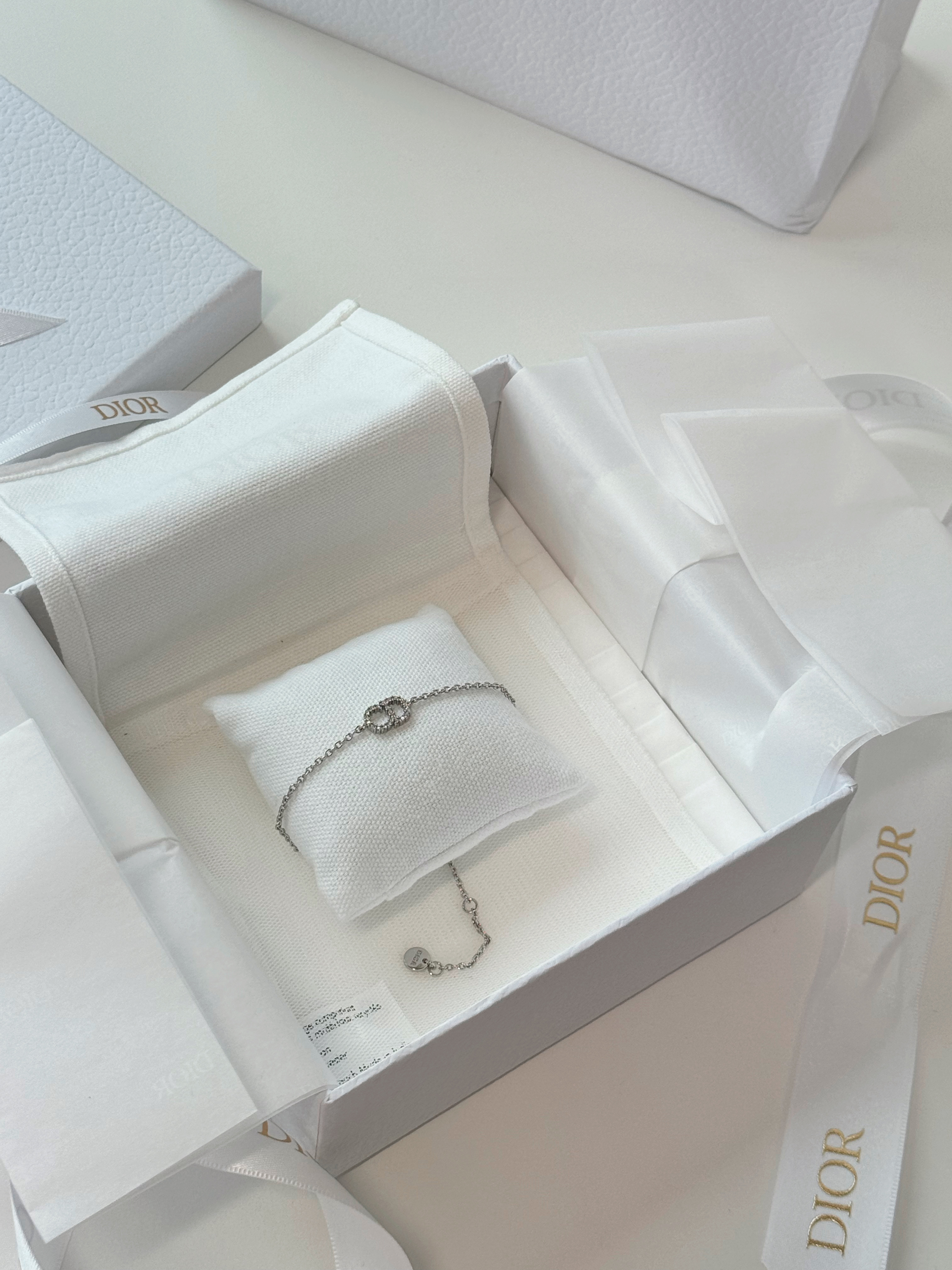 Dior Clair D Lune Bracelet Silver Finish Metal & White Crystals 착용 스타일 - 2