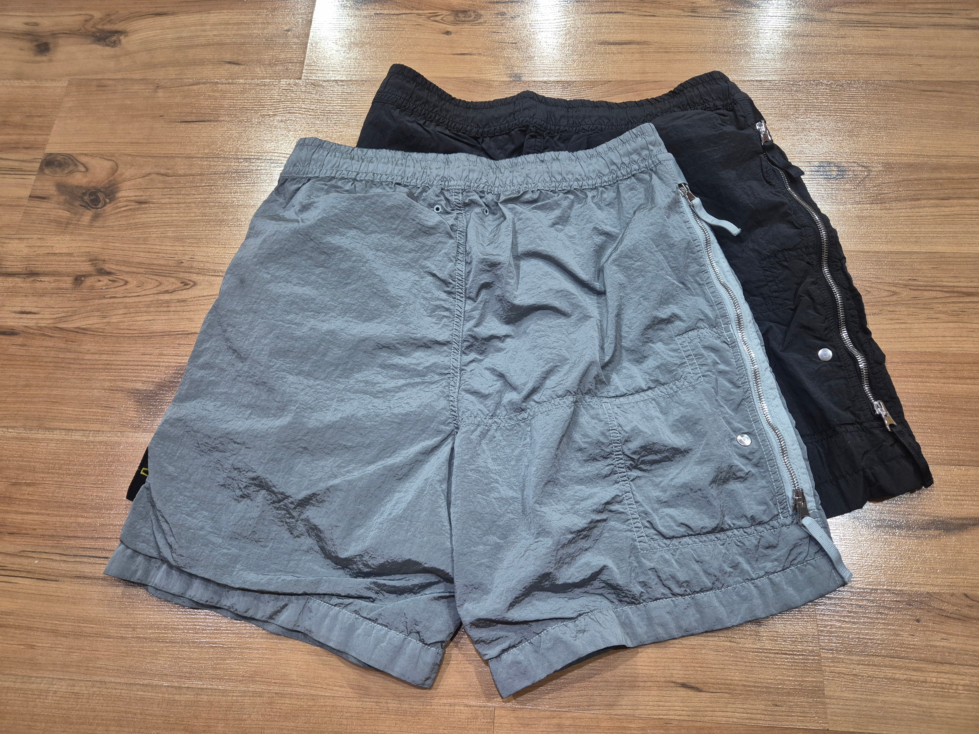 Stone Island L100013 Nylon Metal in Econyl Regular Fit Bermuda Shorts with Double Zip Pockets Black - 25SS, Stone Island L100013 Nylon Metal in Econyl Regular Fit Bermuda Shorts with Double Zip Pockets Pearl Grey - 25SS 착용 스타일 - 2