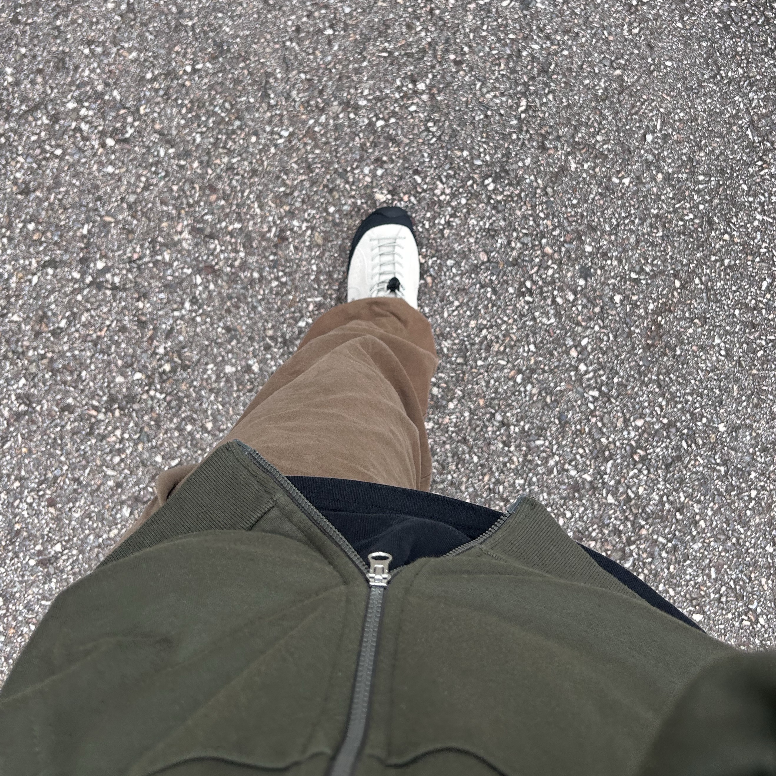 Keen Jasper Rocks SP Sneaker Birch Black 착용 스타일