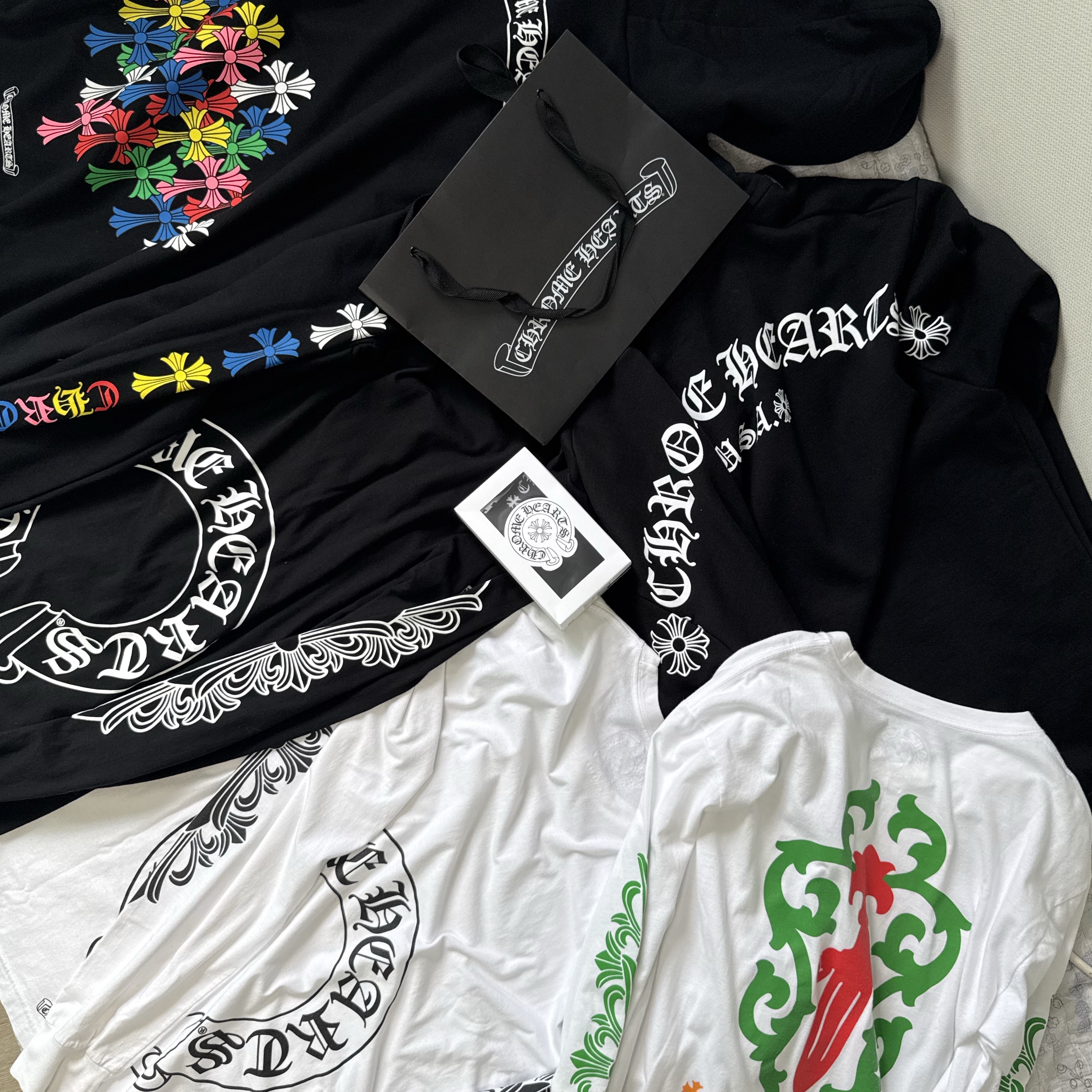 Chrome Hearts Classic Horseshoe Logo Long Sleeve T-Shirt White, Polyteru Front Cargo 1/2 Pants Black 착용 스타일 - 3