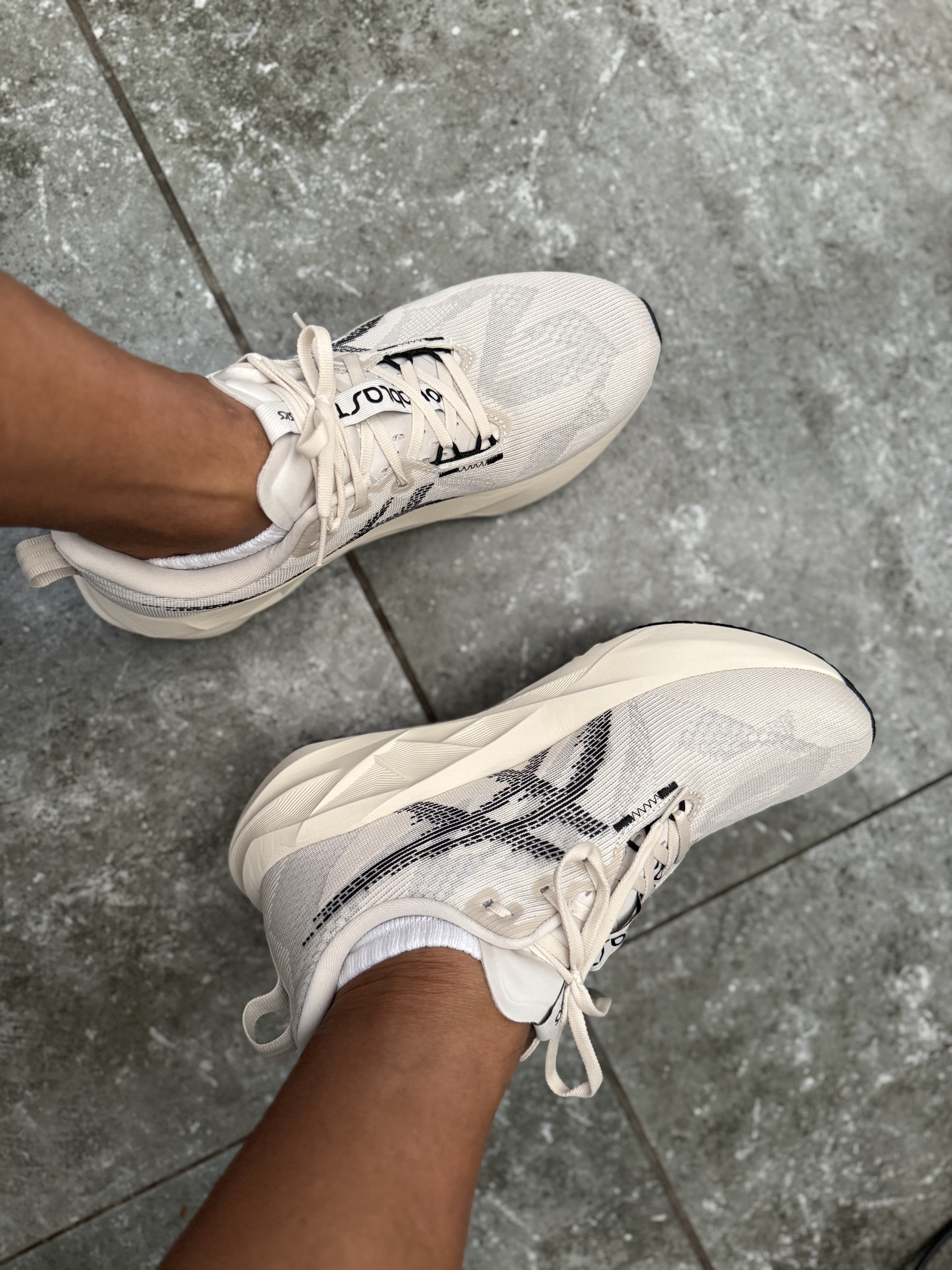 Asics Novablast 5 Oatmeal Black - D Standard 착용 스타일