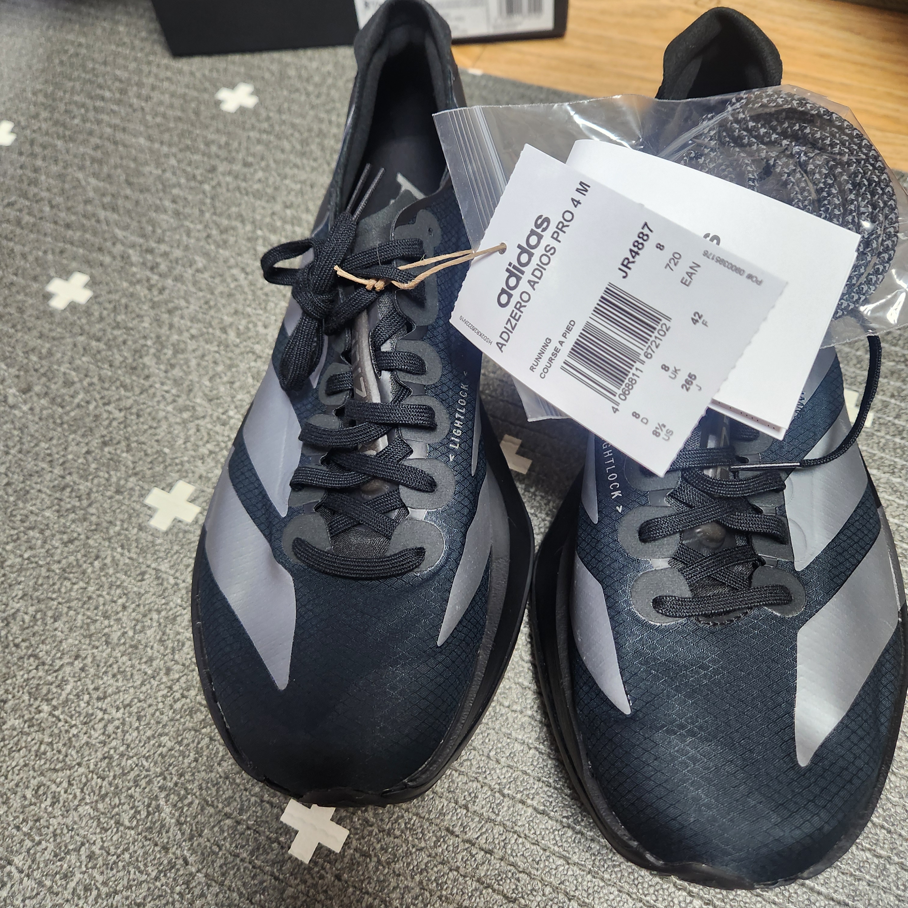 Adidas Adizero Adios Pro 4 Core Black Iron Metallic 착용 스타일 - 2
