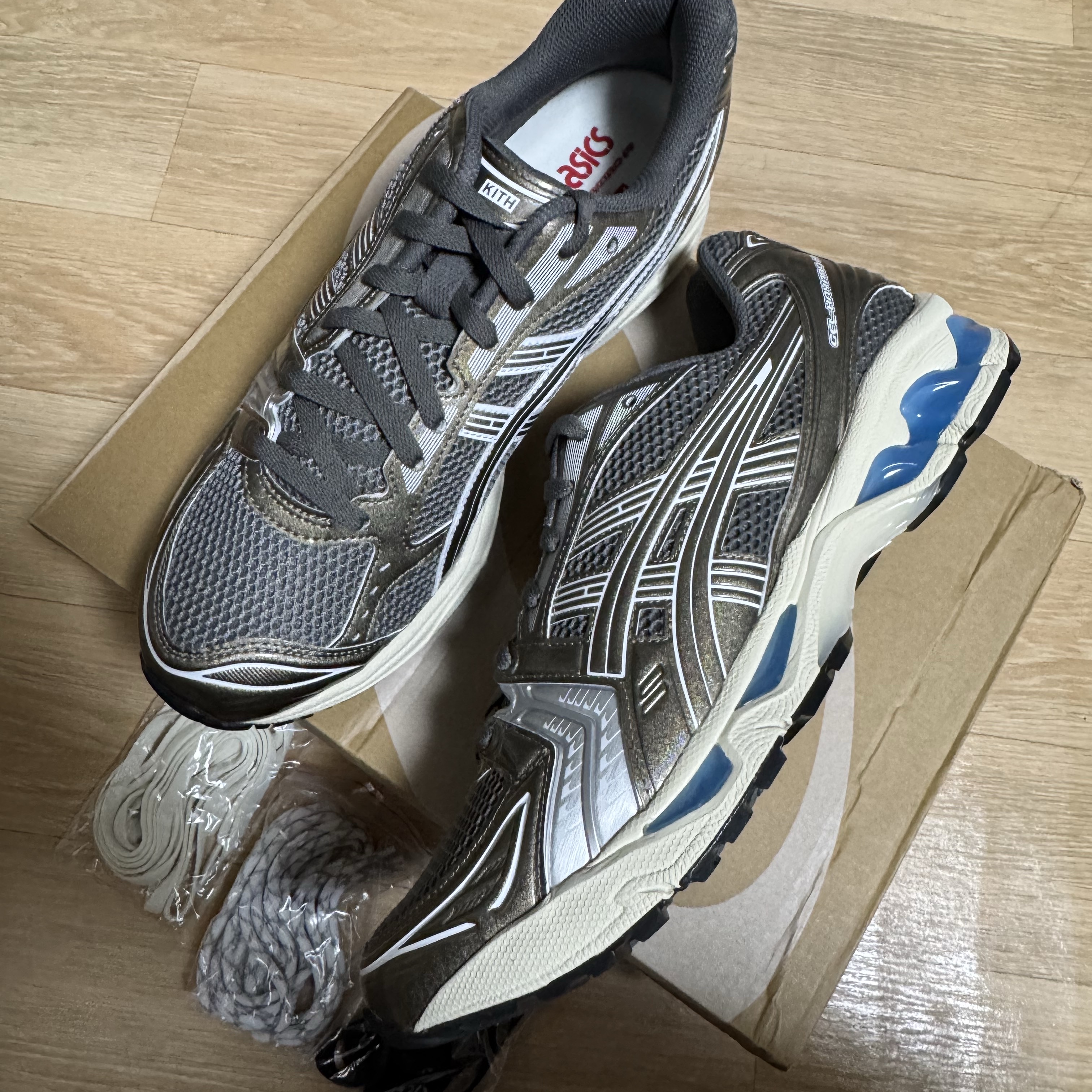 Asics x Ronnie Fieg x Kith Gel-Kayano 14 Granite Gray White 착용 스타일 - 4