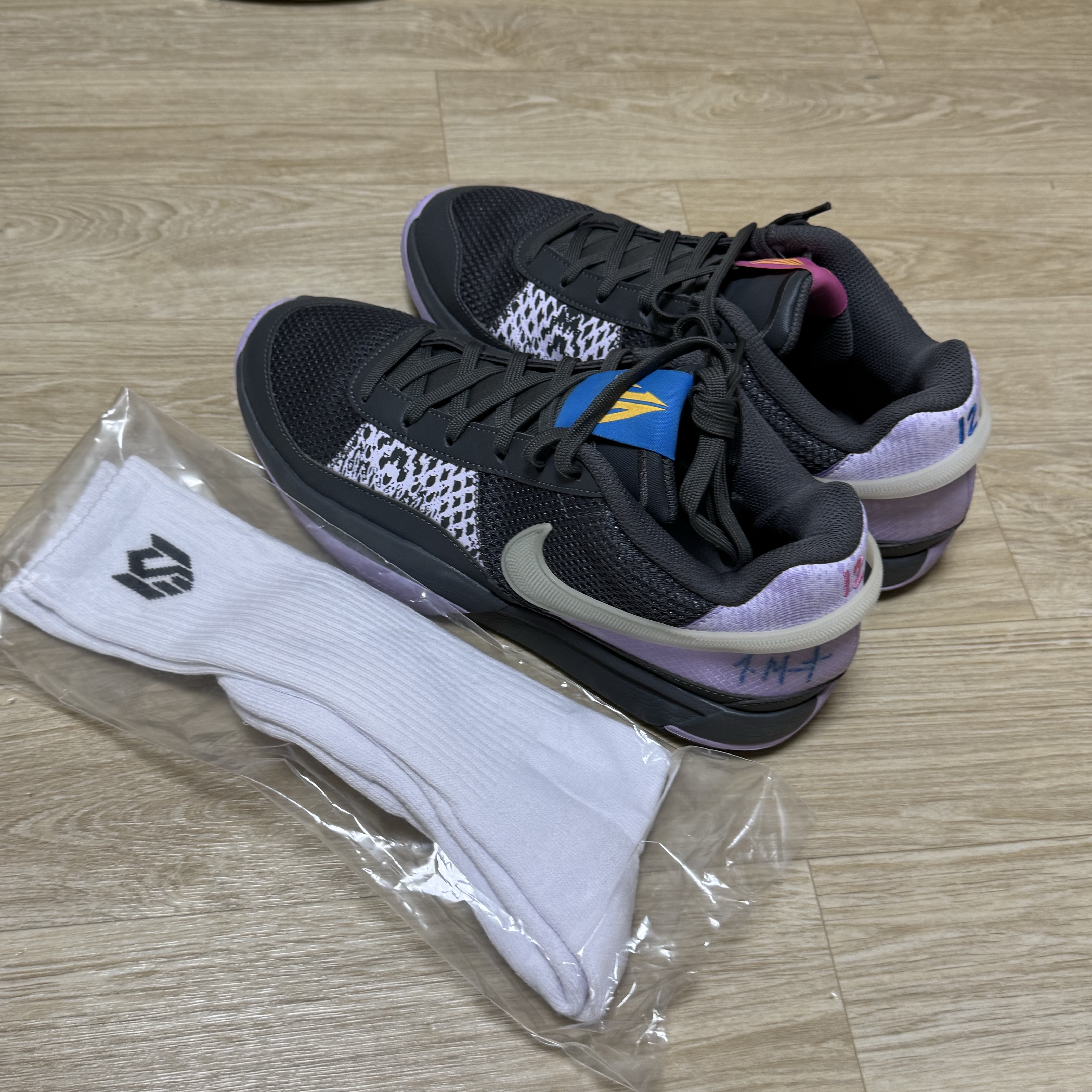 Nike Ja 1 EP Personal Touch Iron Grey Lilac Bloom, Nike Book 1 EP Sunrise Pink Foam Playful Pink 착용 스타일 - 3