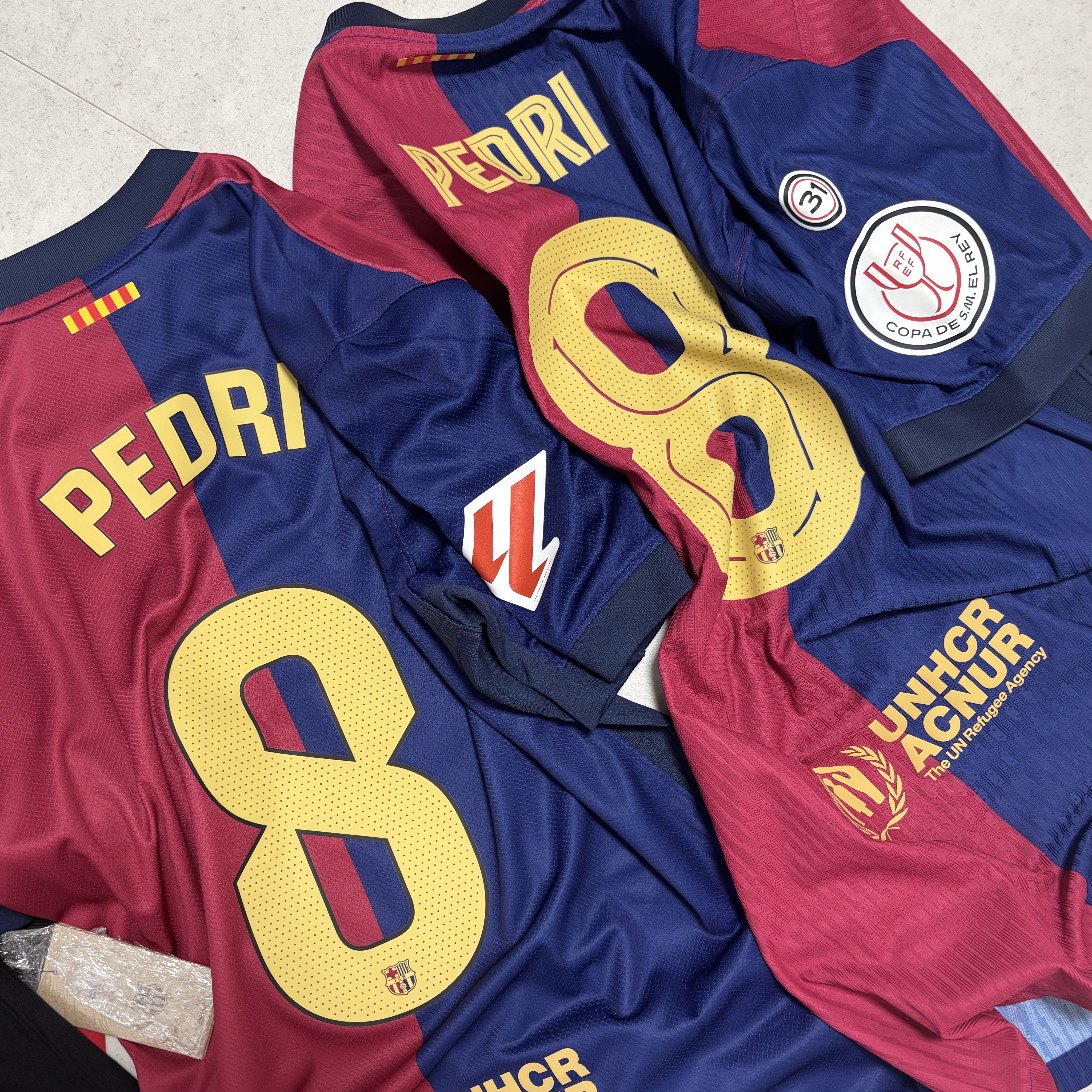 Nike FC Barcelona Local 2024/25 Dri-Fit ADV Match Home Jersey Deep Royal Blue Noble Red (Non Marking Ver.), Nike FC Barcelona 2024/25 Dri-Fit Stadium Home Jersey Deep Royal Blue Midnight Navy (Non Marking Ver.) 착용 스타일 - 2