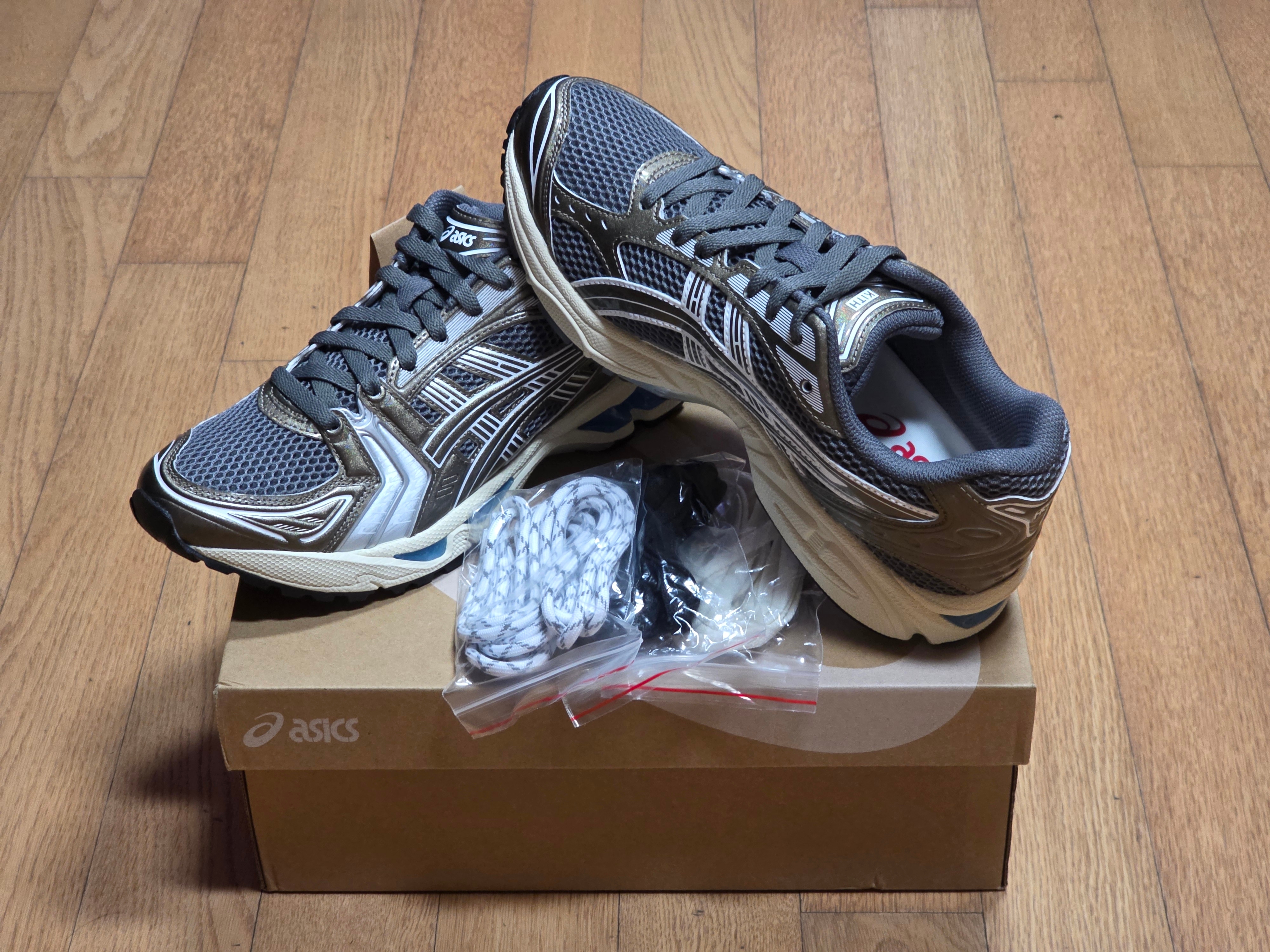 Asics x Ronnie Fieg x Kith Gel-Kayano 14 Granite Gray White 착용 스타일 - 1