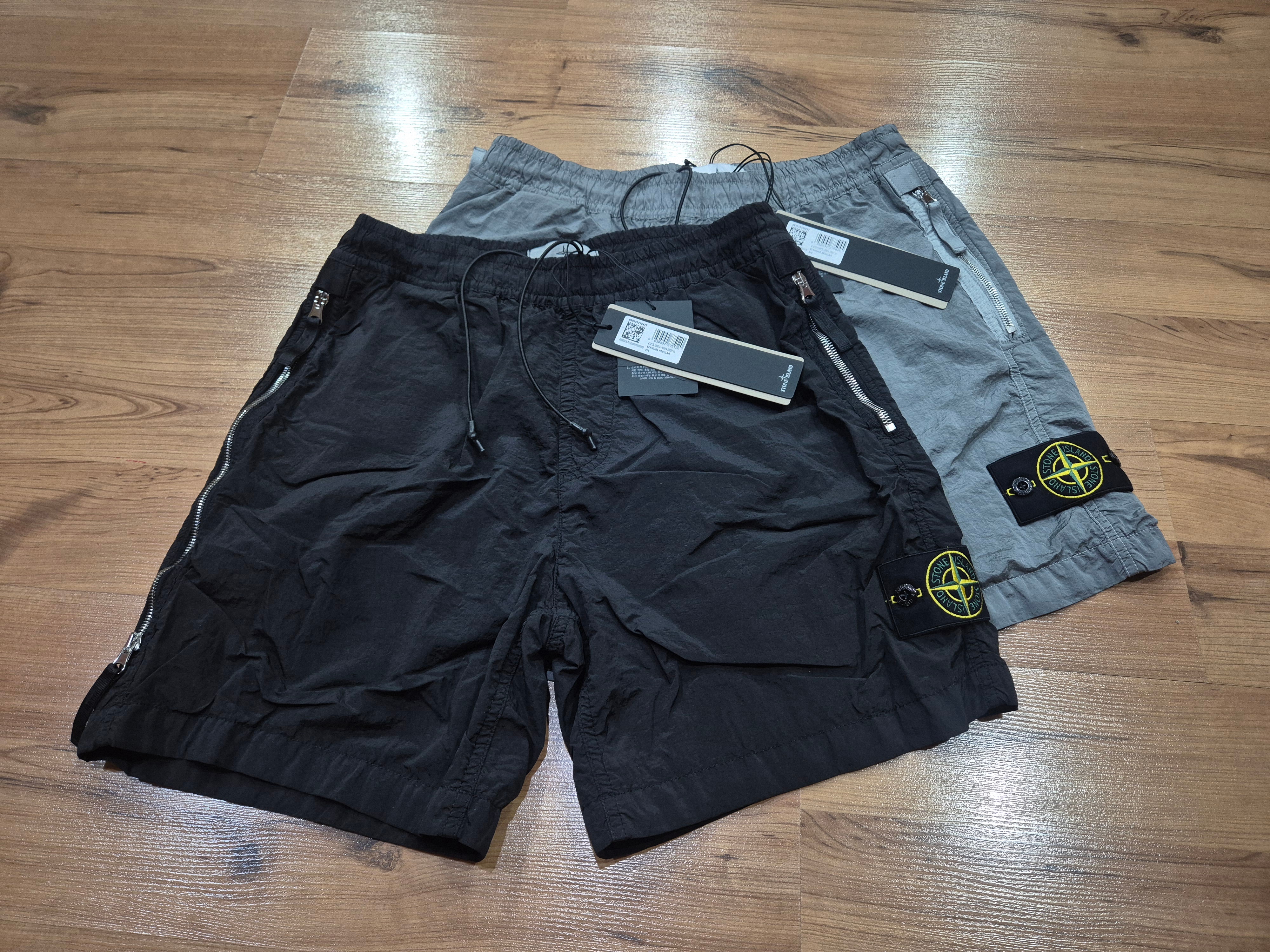 Stone Island L100013 Nylon Metal in Econyl Regular Fit Bermuda Shorts with Double Zip Pockets Black - 25SS, Stone Island L100013 Nylon Metal in Econyl Regular Fit Bermuda Shorts with Double Zip Pockets Pearl Grey - 25SS 착용 스타일 - 1