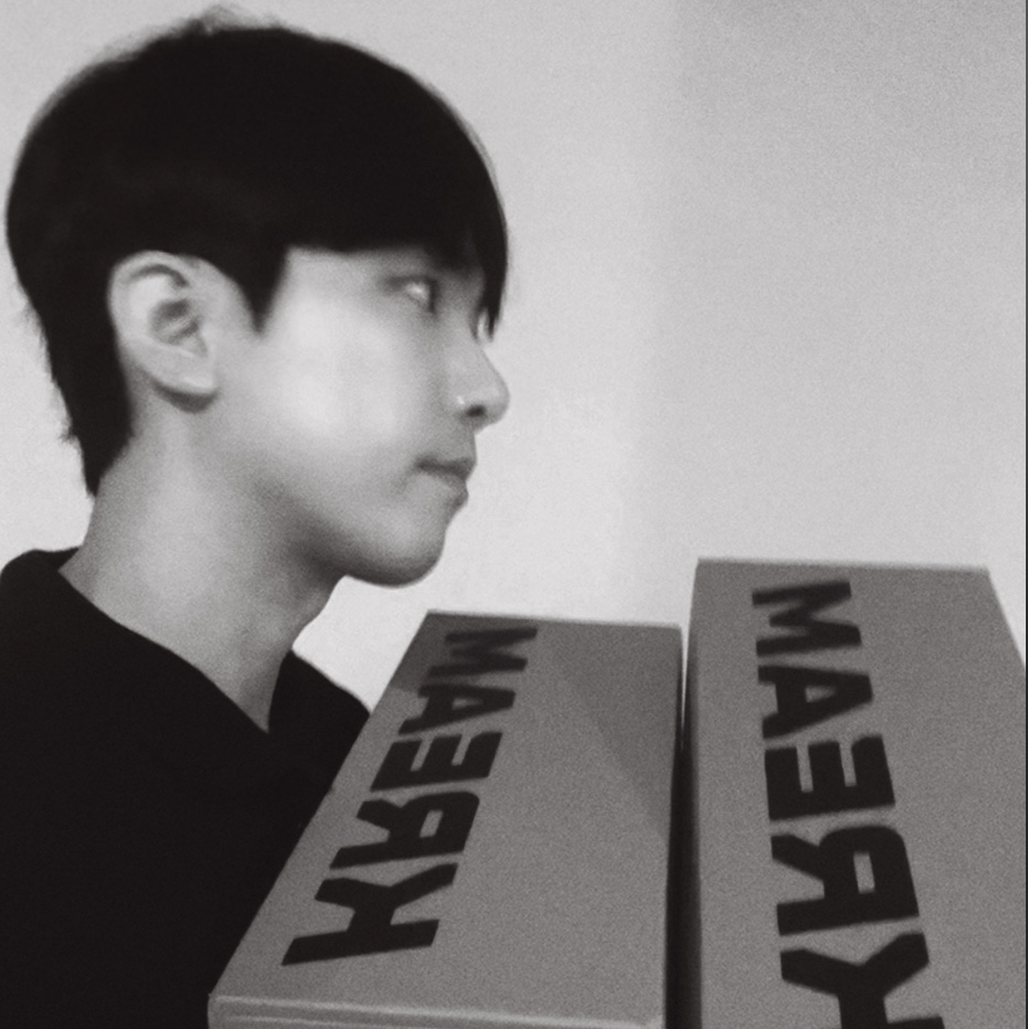 (W) Nike Air Max Muse Black and Metallic Silver, Stussy Small Stock Crew Socks Black (3 Pack) 착용 스타일