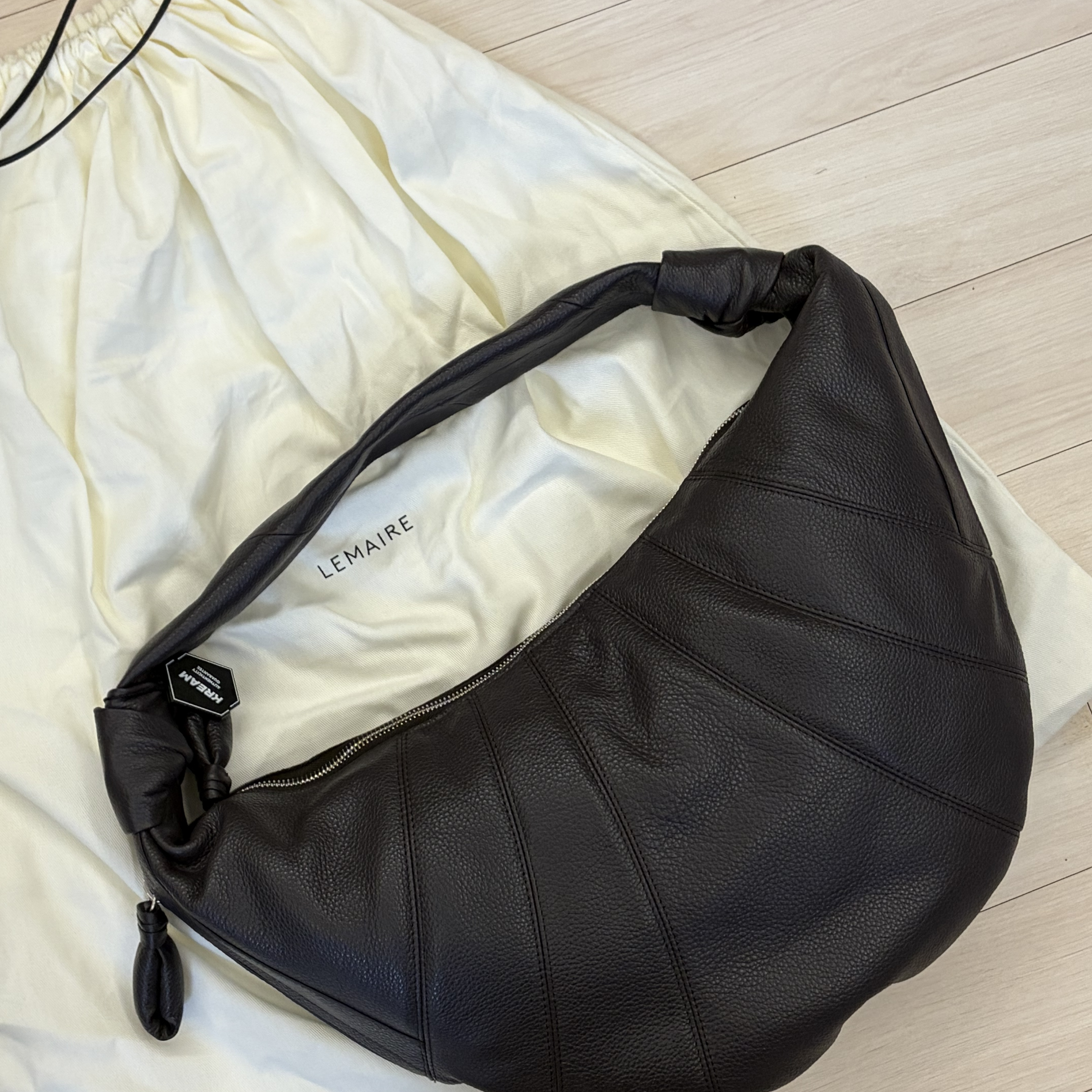 Lemaire Fortune Croissant Bag Soft Grained Leather Dark Chocolate 착용 스타일