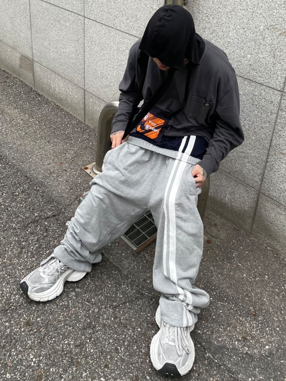 ROARINGRAD Double Waist Sweat Pants Gray 착용 스타일