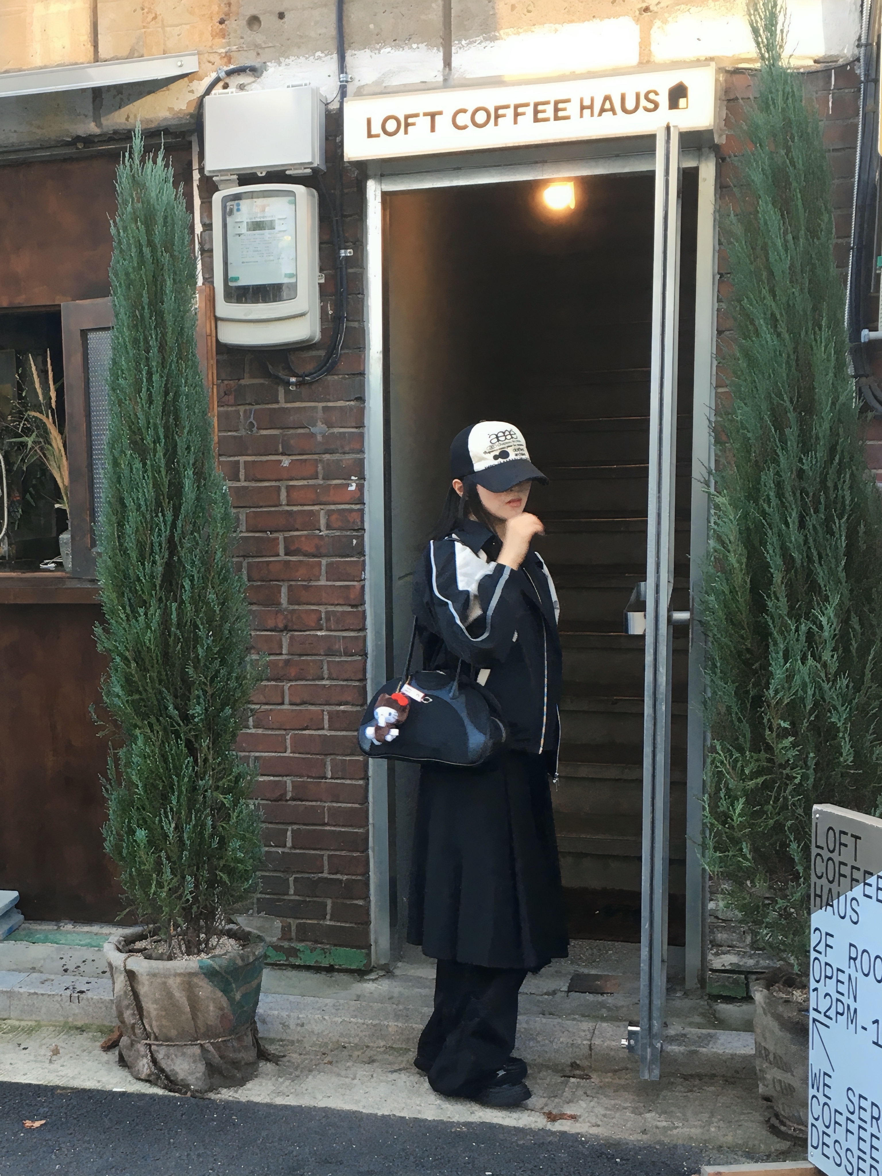 SLOW RECORD HOUSE Piping Line Windbreaker Black & Beige 착용 스타일 - 5