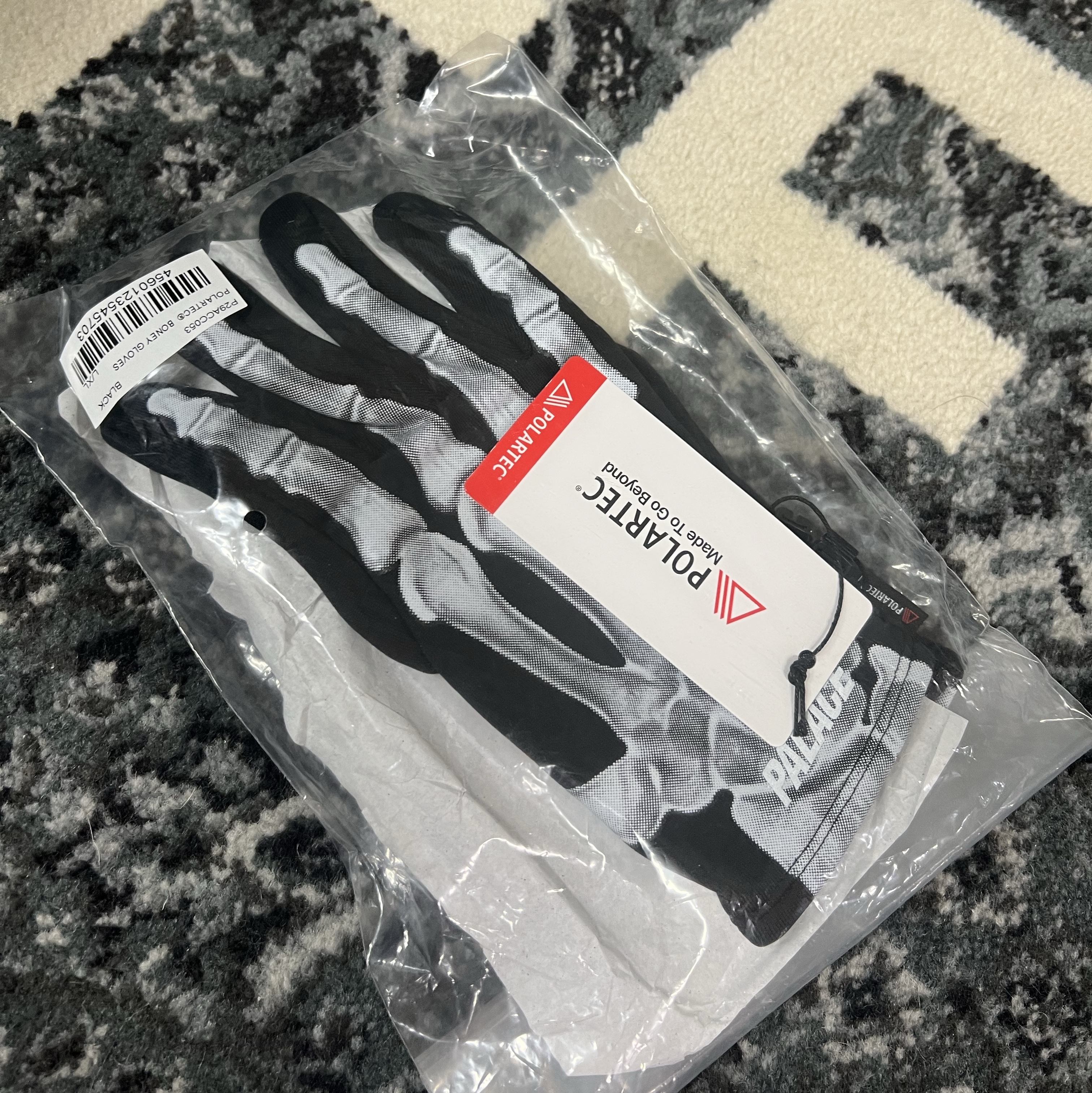 Palace Polartec Boney Gloves Black - 25FW, Palace Tri-Bone Longsleeve Black - 25FW 착용 스타일 - 3