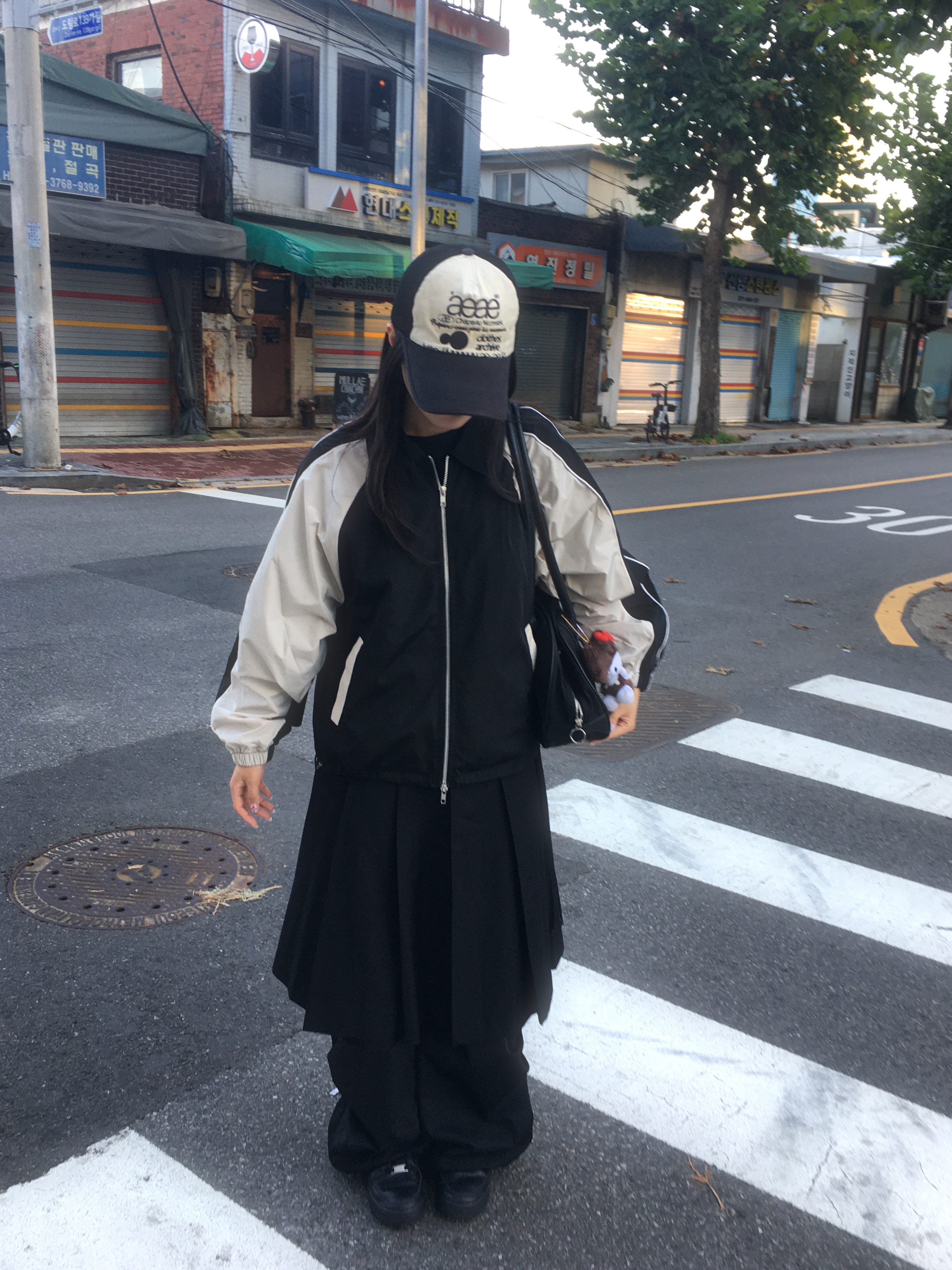 SLOW RECORD HOUSE Piping Line Windbreaker Black & Beige 착용 스타일 - 4