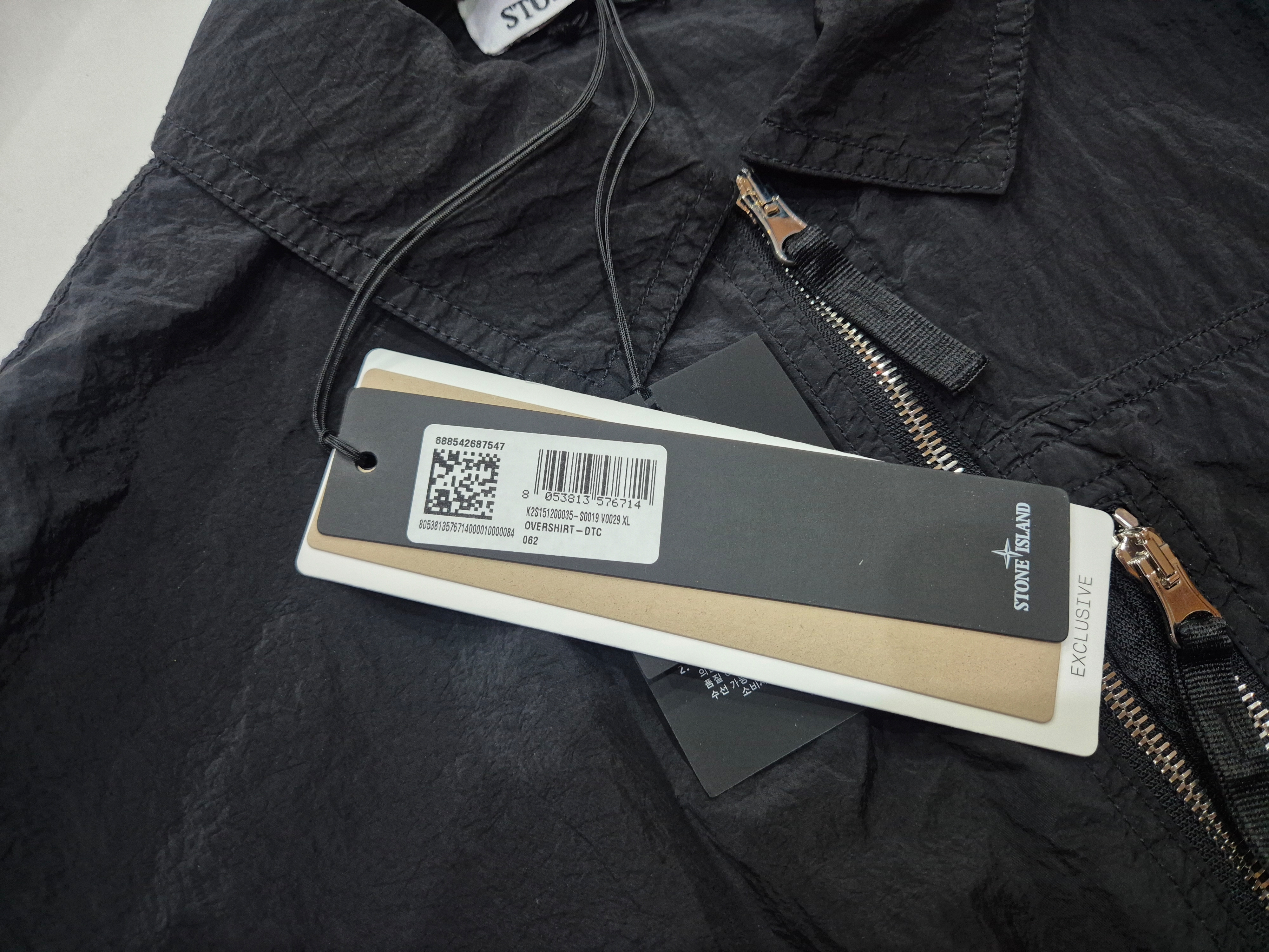 Stone Island 1200035 Nylon Metal in Econyl Regular Fit Short-Sleeve Shirt with Chest Pocket and Zip Black - 25FW 착용 스타일 - 6