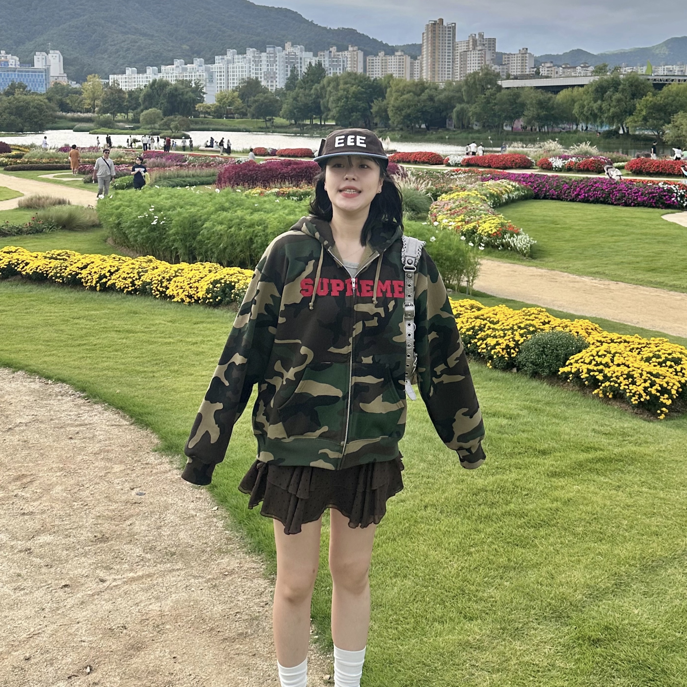 Supreme Collegiate Applique Zip Up Hooded Sweatshirt Woodland Camo - 25FW 착용 스타일